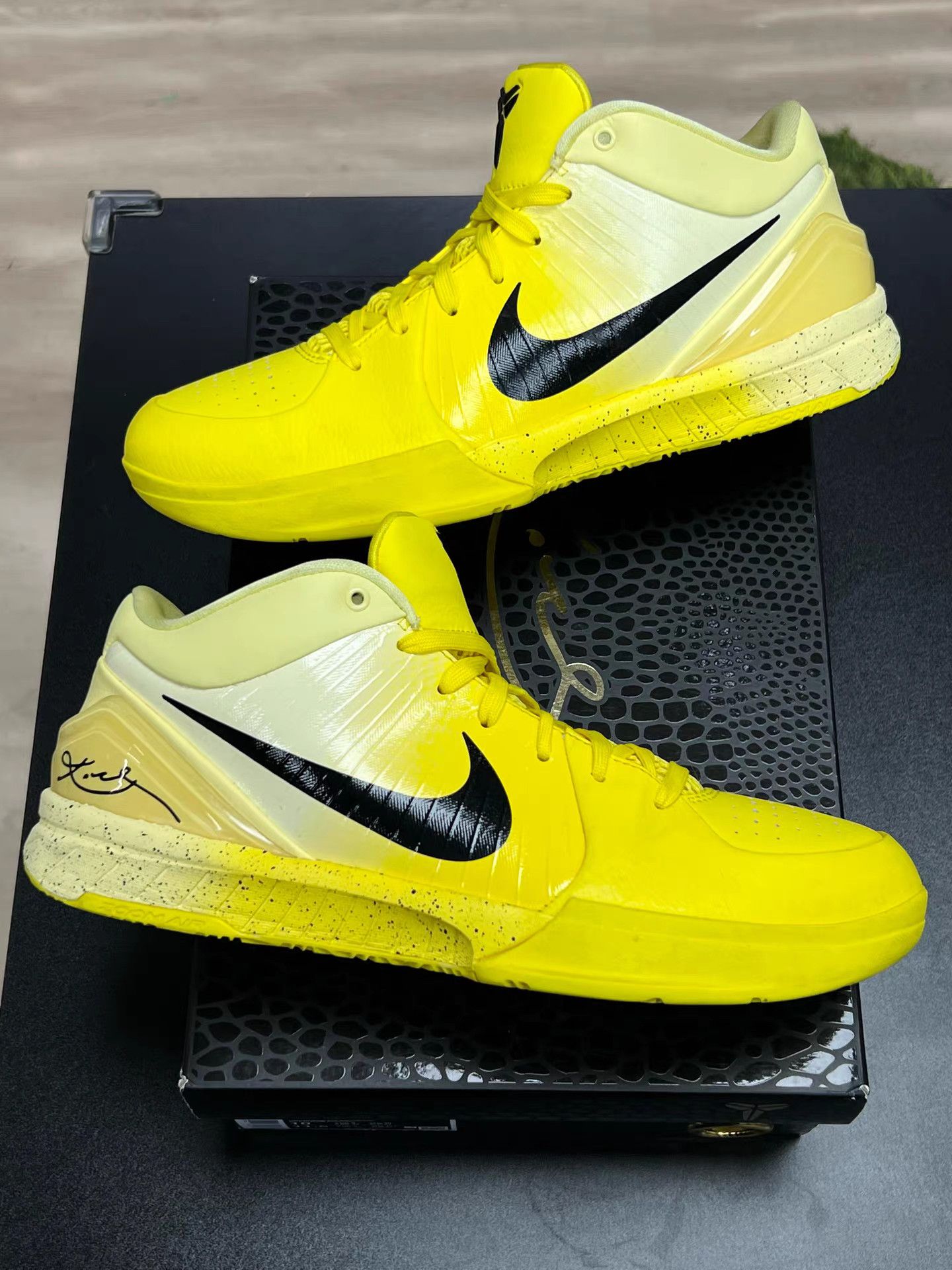 Nike NIKE ZK4 CHB Kobe Yellow Basketball Shoes K15 Size US 11 / EU 44 - 4 Thumbnail