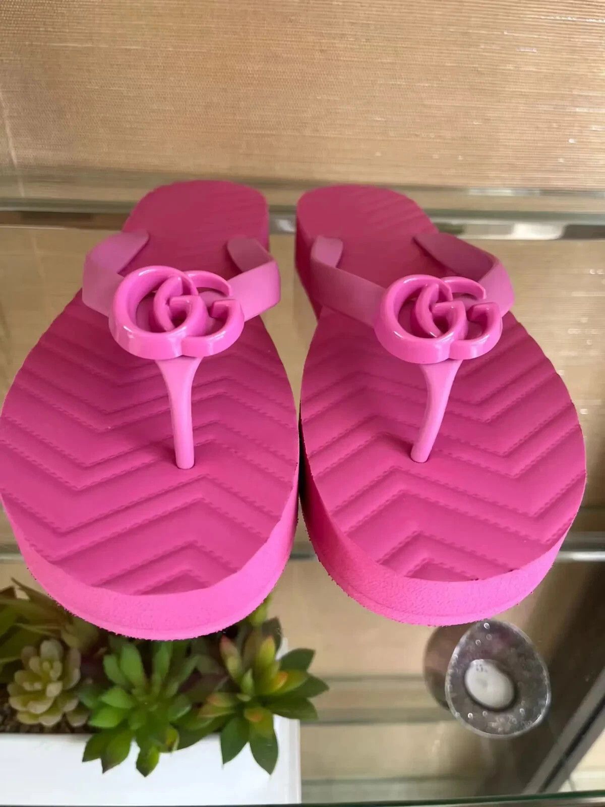 Gucci o1rshd1 Chevron Flip Flops in Pink Size US 12 / IT 42 - 14 Thumbnail