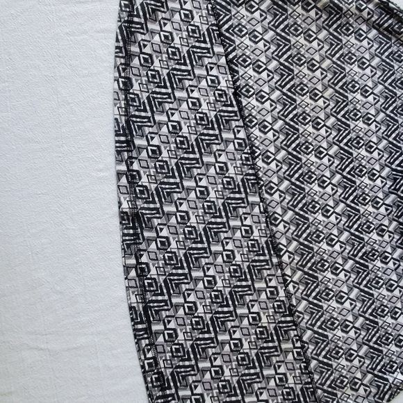 Designer Aventura 100% Organic Cotton Black & White Geometric Sz. XL Size 38" / US 16 / IT 52 - 4 Thumbnail