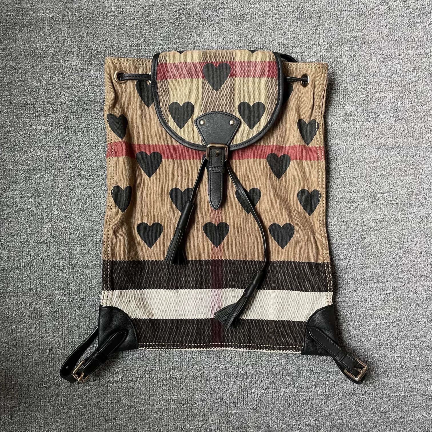 Burberry Burberry Heart Backpack 98 32x39 Slight Flaws Size ONE SIZE - 1 Thumbnail