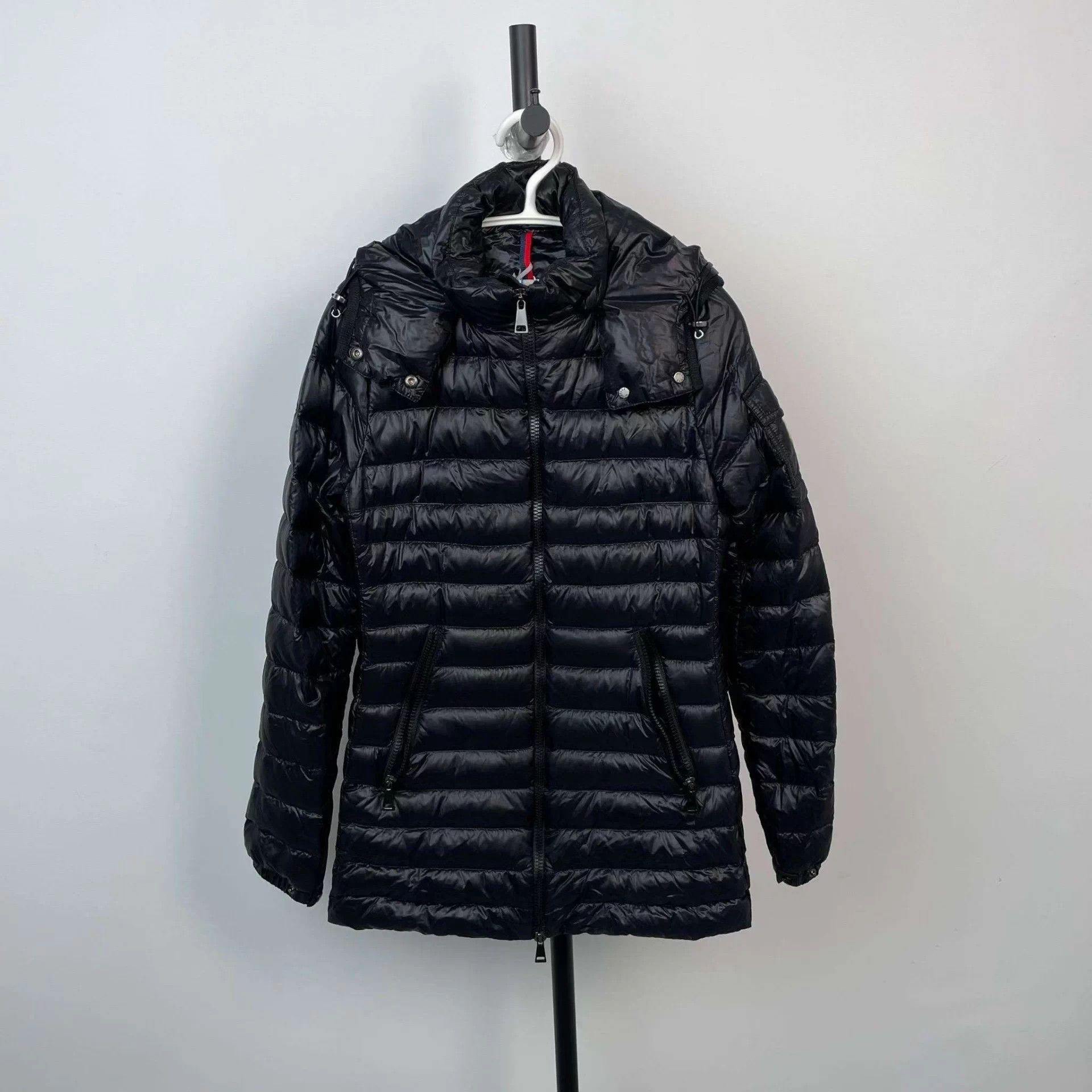 Moncler MENTHE mid-length hooded logo puffer
