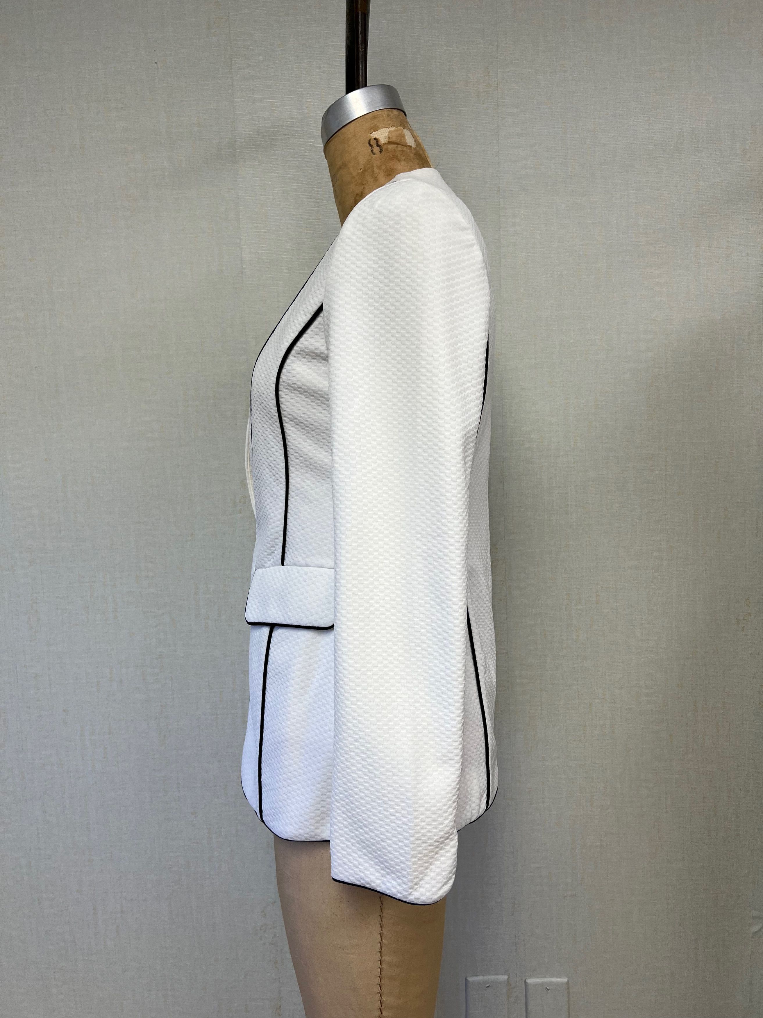 ELLIATT NWT Elliatt Symmetry Blazer in Ice White Black Trim Medium Size M / US 6-8 / IT 42-44 - 4 Thumbnail