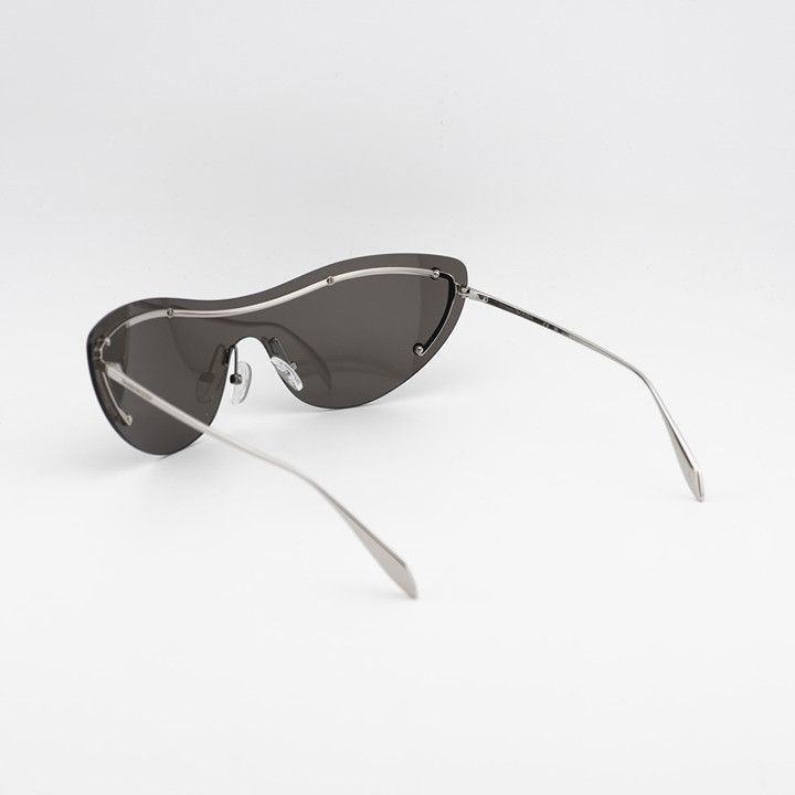 Alexander McQueen Alexander McQueen AM0413S 007 Sunglasses Silver Shield Frame Size ONE SIZE - 5 Thumbnail