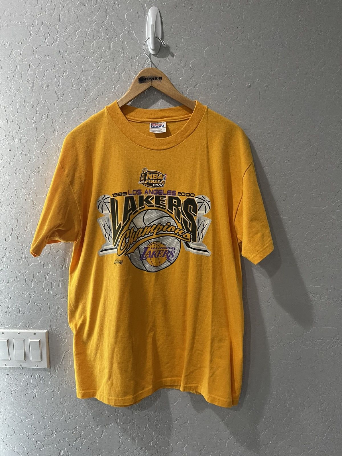 Hanes × NBA × Vintage Vintage Los Angeles Lakers 3-Peat Championship Shirt Large Size US L / EU 52-54 / 3 - 1 Thumbnail