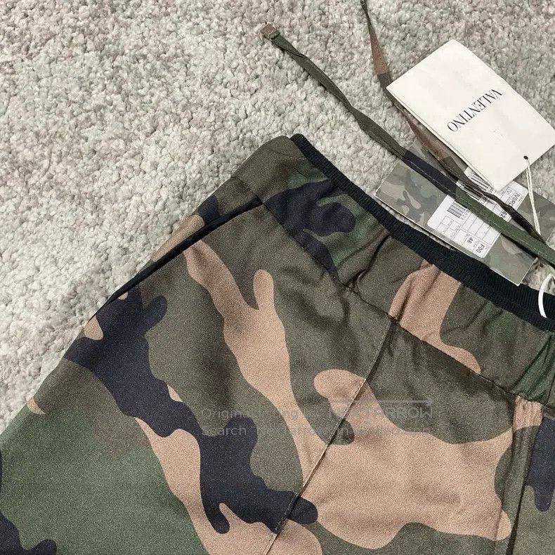 Valentino Valentino Mulberry silk camouflage shorts Size US 30 / EU 46 - 2 Thumbnail