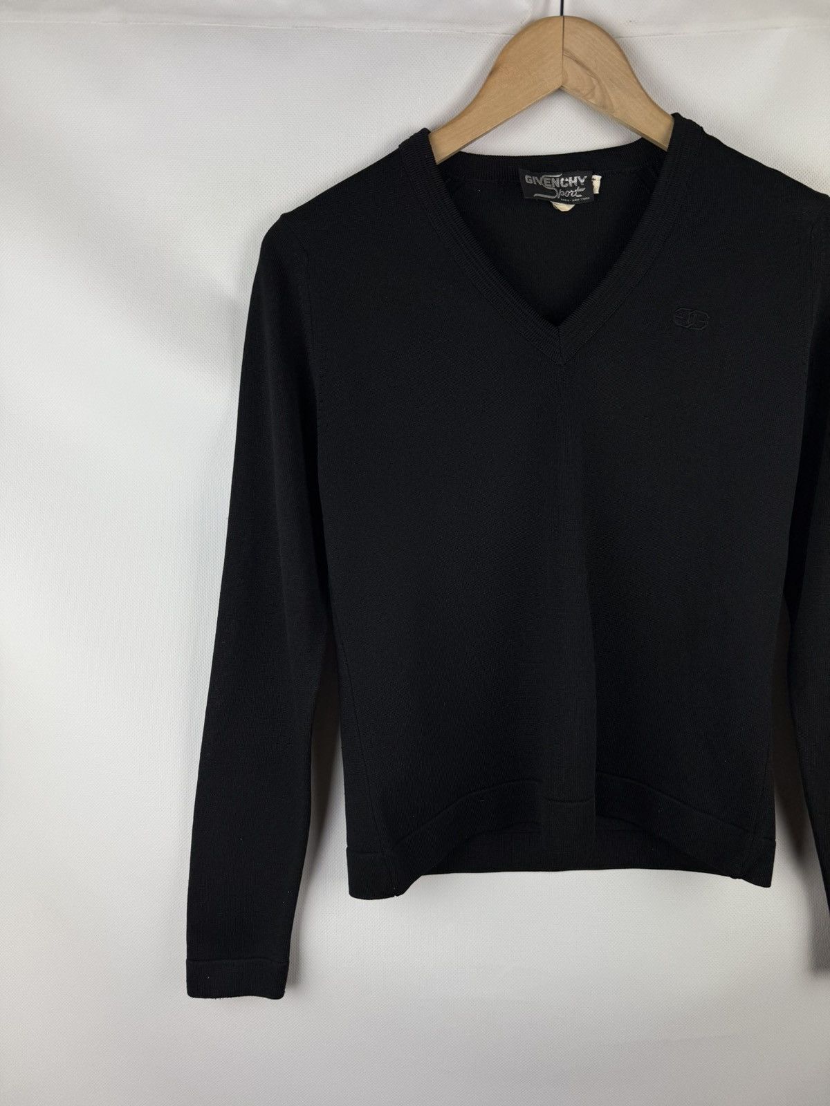 Givenchy Givenchy Vintage Ladies V-Neck Lightweight Sweater Pullover Size XS / US 0-2 / IT 36-38 - 2 Thumbnail