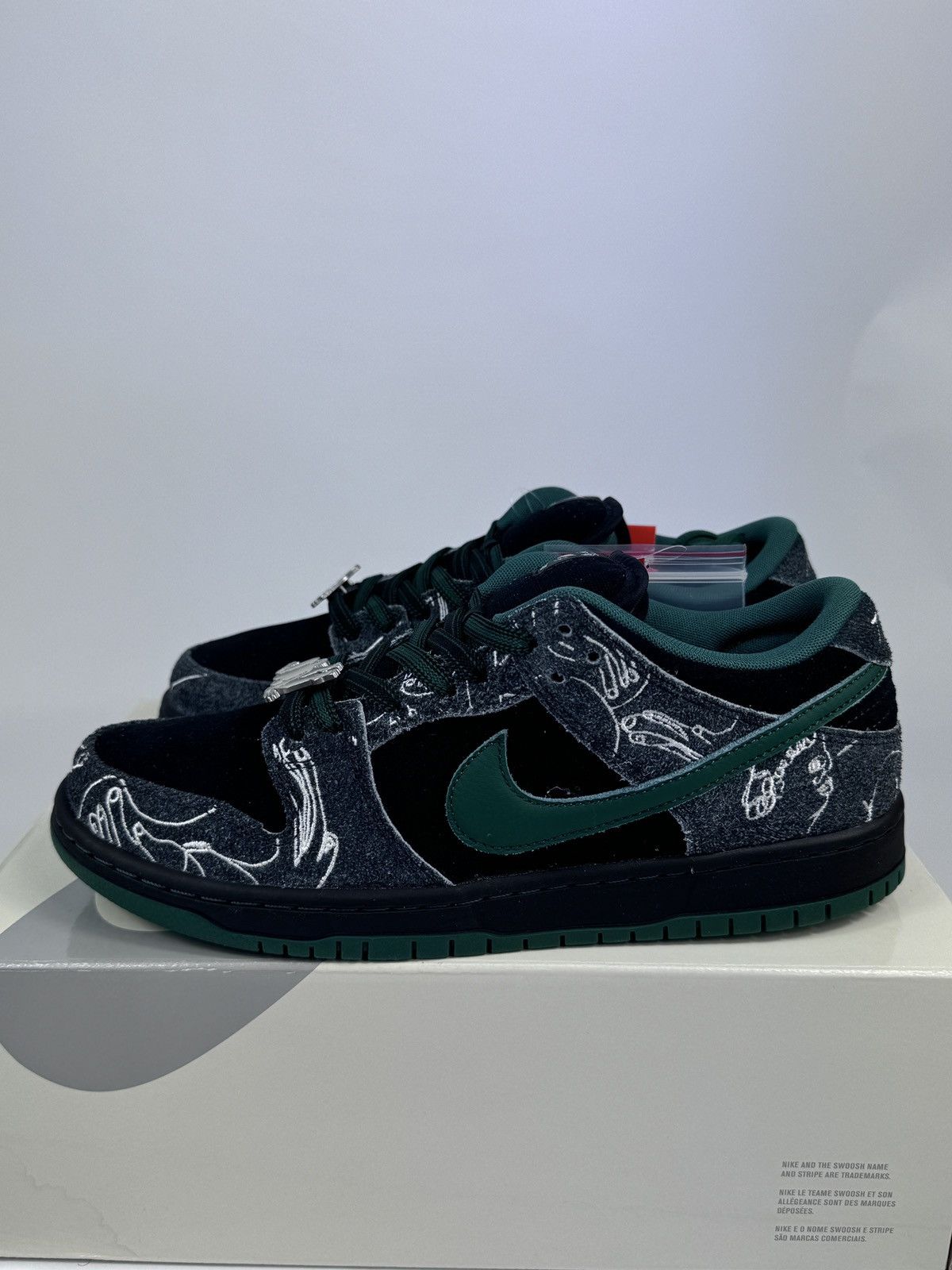 Nike NIKE SB DUNK LOW SNEAKERS Size US 10 / EU 43 - 9 Thumbnail