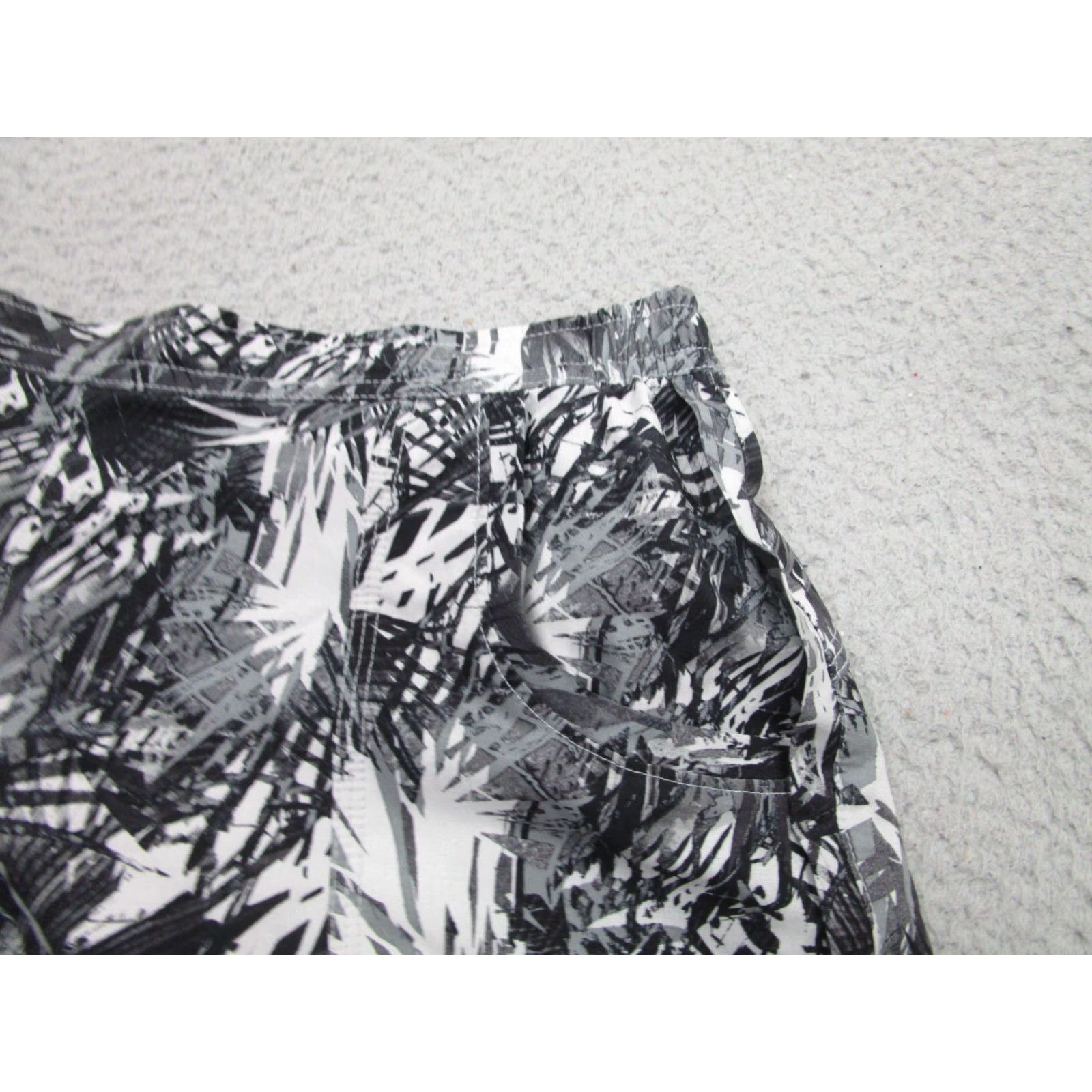 Athleta Athleta Shorts Womens XS Black Floral All Over Print Running Unlined Size 26" / US 2 / IT 38 - 2 Thumbnail