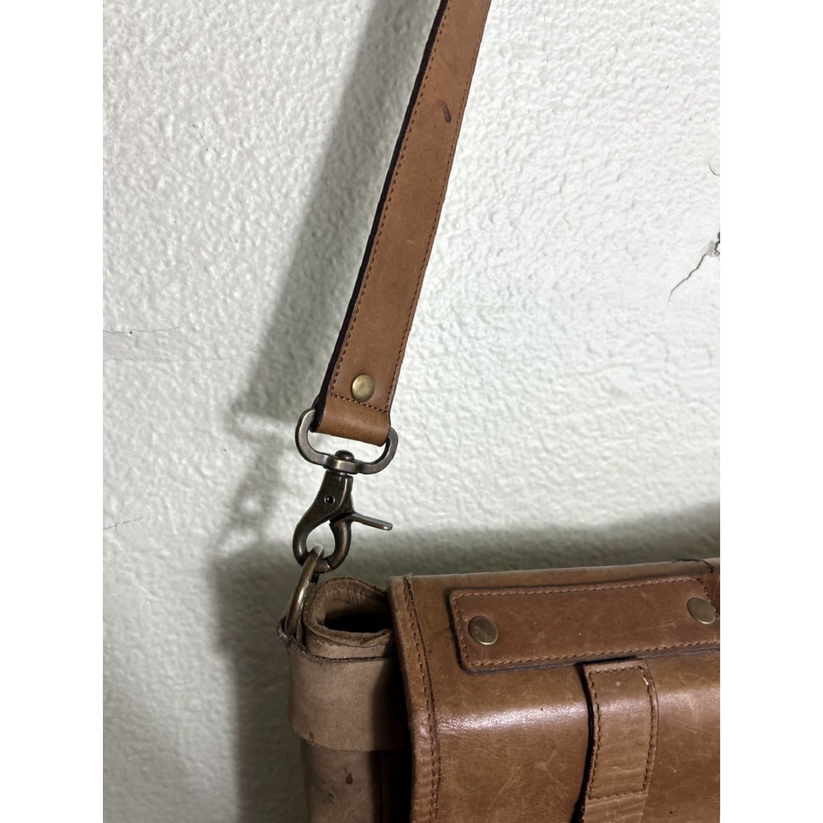 Vintage Vintage Y2K Brown Leather Crossbody Bag 14x11x6 User: Vintage Y2K Brown Leather Crossbody Bag 14x11x6 Size ONE SIZE - 3 Thumbnail