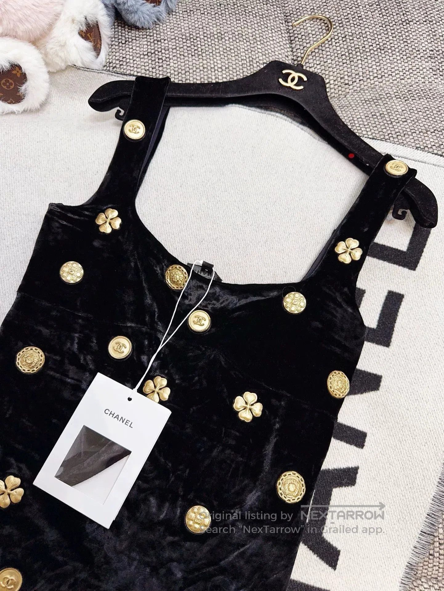 Chanel black velvet sleeveless top with gold embellishments. Size US M / EU 48-50 / 2 - 4 Thumbnail