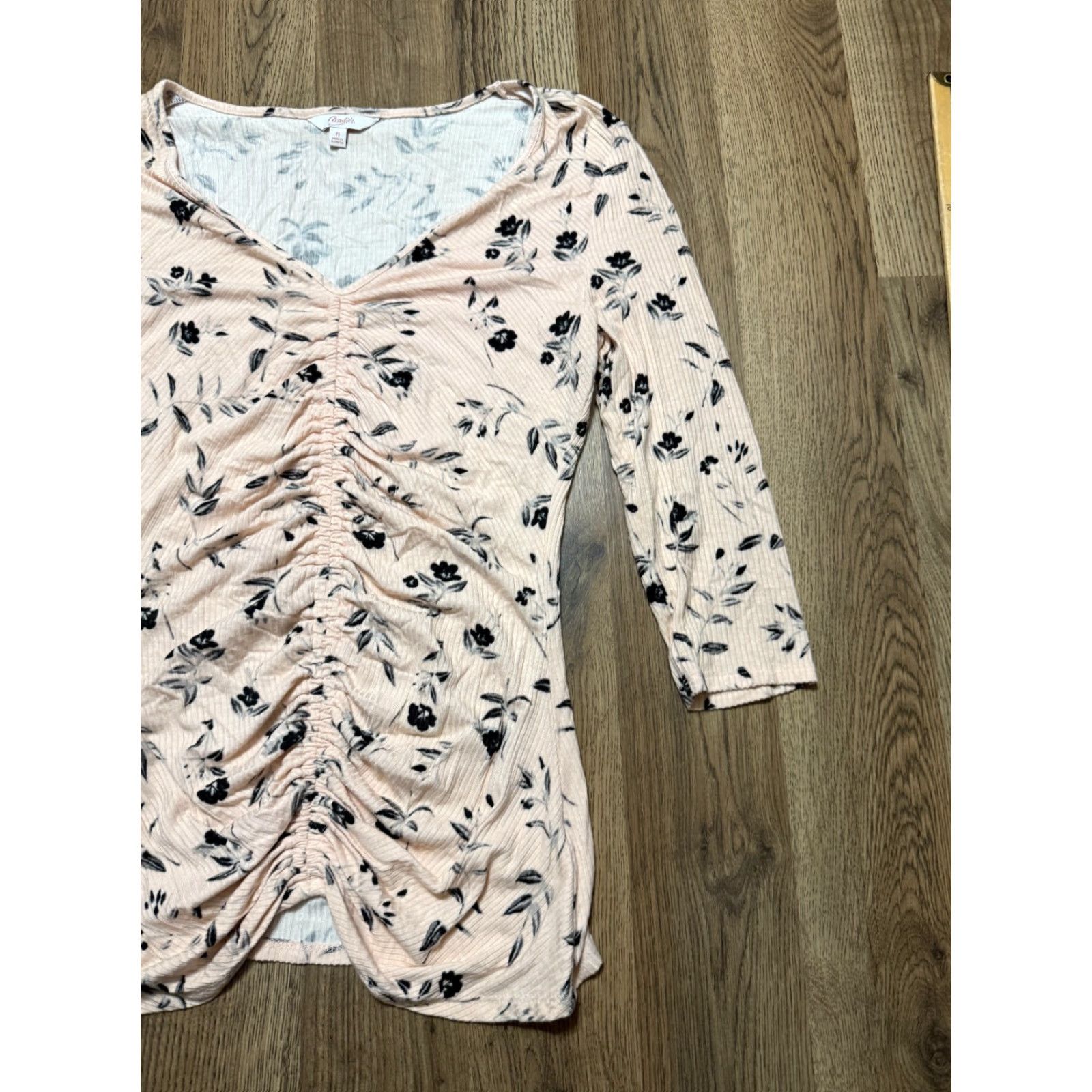 Vintage Candies Shirt Women's Medium Pink Black Floral Ruched Long Sleeve V-Neck Shirt Mens Womens Girls Size M / US 6-8 / IT 42-44 - 4 Thumbnail