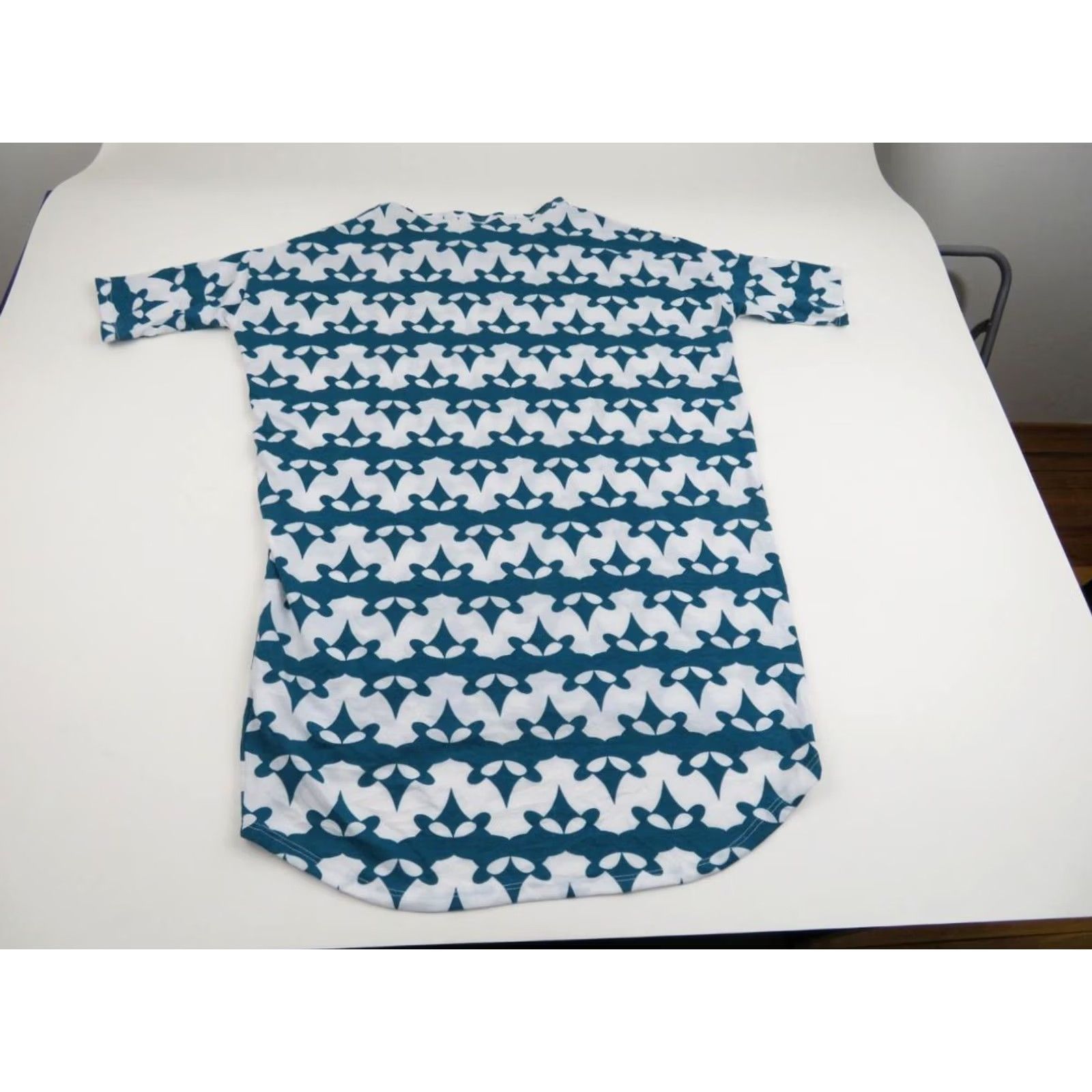 Vintage LuLaRoe Irma Shirt XS Green White Geometric Tunic Geometric Pattern Vintage EUC Womens Size XS / US 0-2 / IT 36-38 - 5 Thumbnail