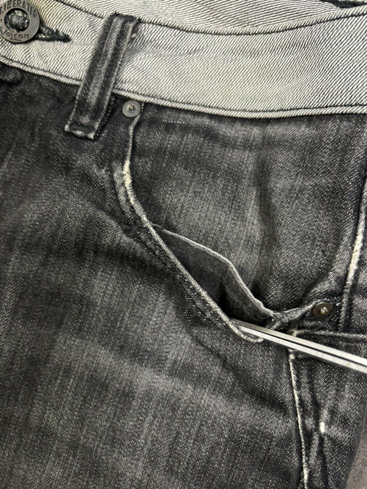 Volcom Vintage Volcom Selvedge Faded Regular Straight Ripped Jeans Size US 32 / EU 48 - 7 Thumbnail