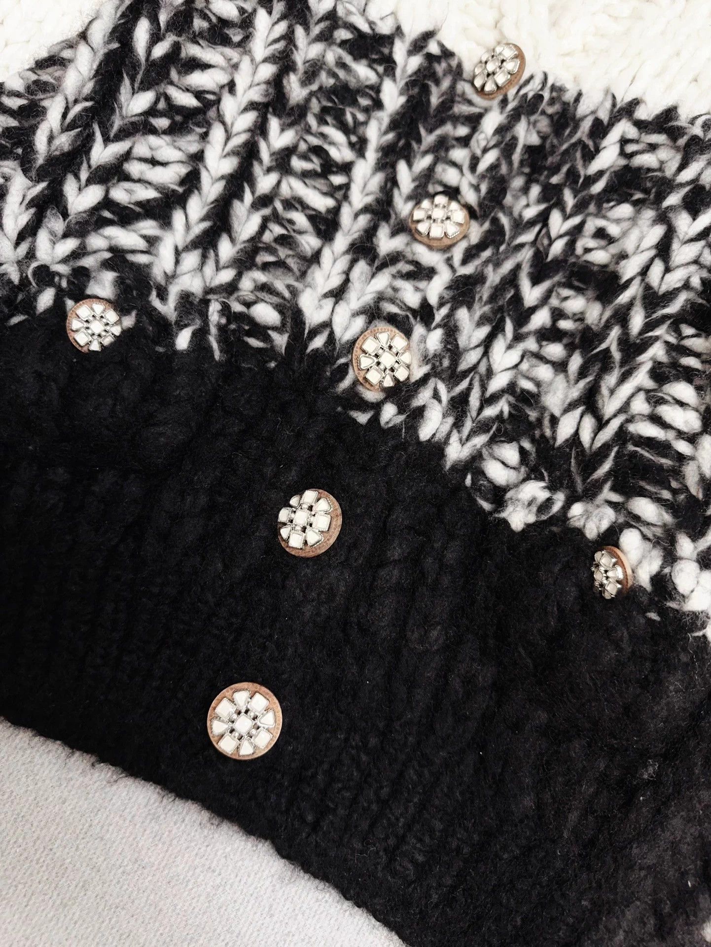 Chanel Chanel 19K Snowy Gem Button Black & White Chunky Cardi 36 BN Size XS / US 0-2 / IT 36-38 - 4 Thumbnail