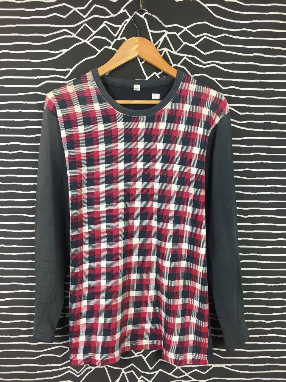 Uniqlo Uniqlo Men's XL Plaid Front Hybrid Long Sleeve Tee Size US XL / EU 56 / 4 - 1 Thumbnail