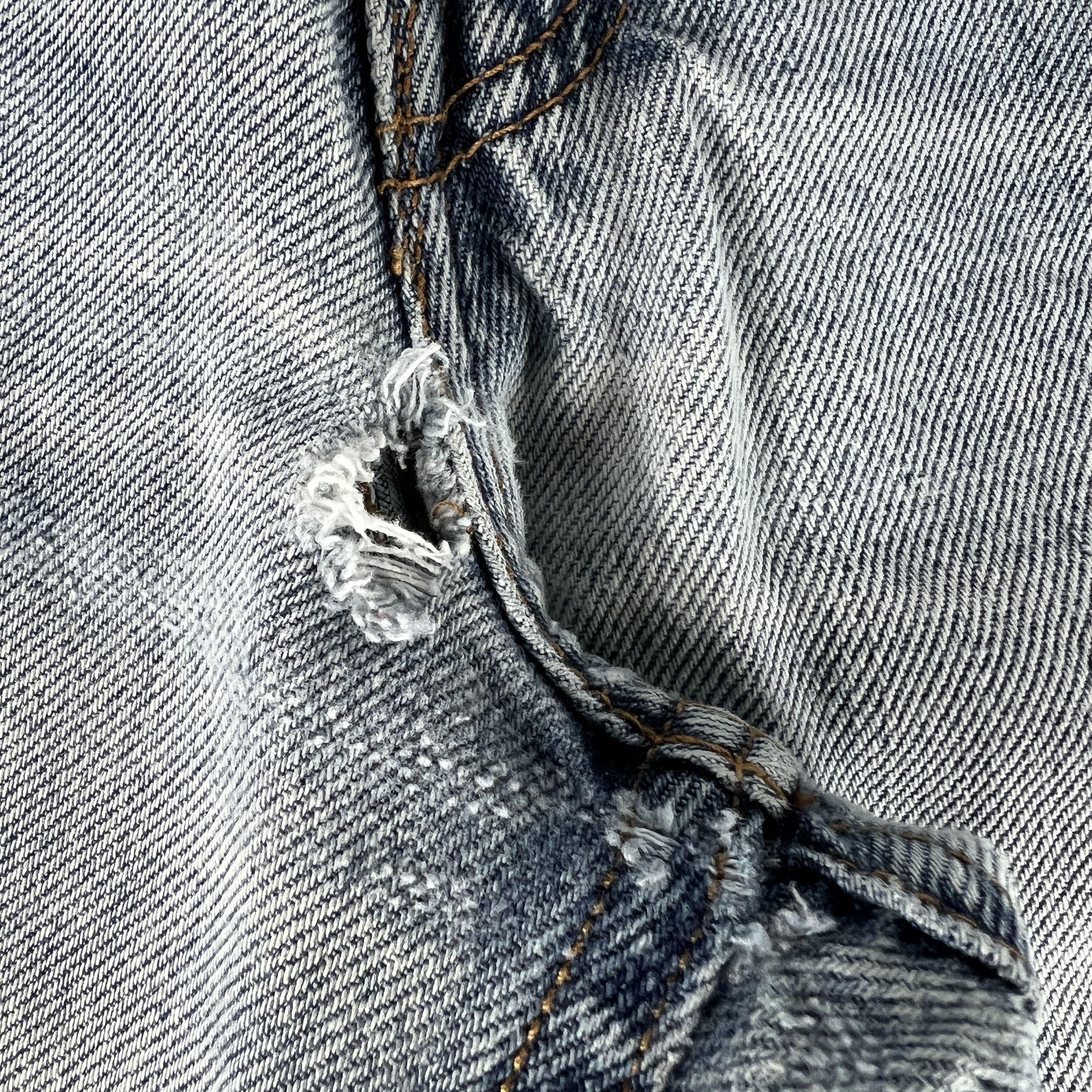Levi's × Vintage Y2K Levi's Jeans 560 Loose Taper Blue Grunge Denim Size US 33 - 2 Thumbnail
