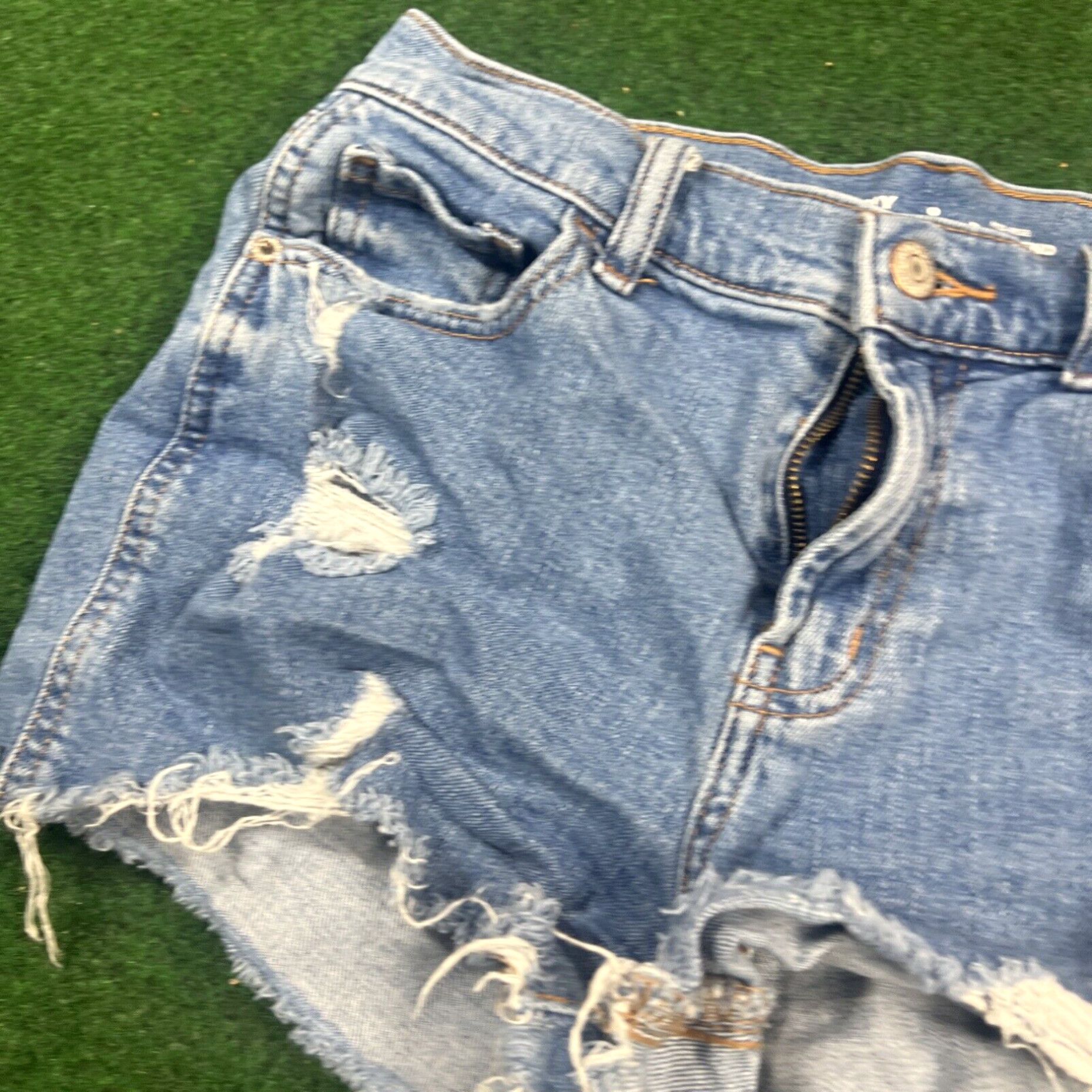 Old Navy Old Navy Boyfriend Cutoffs Jeans Shorts size 0 Blue Denim Mid Rise Raw Hem Size 34" / US 12 / IT 48 - 2 Thumbnail