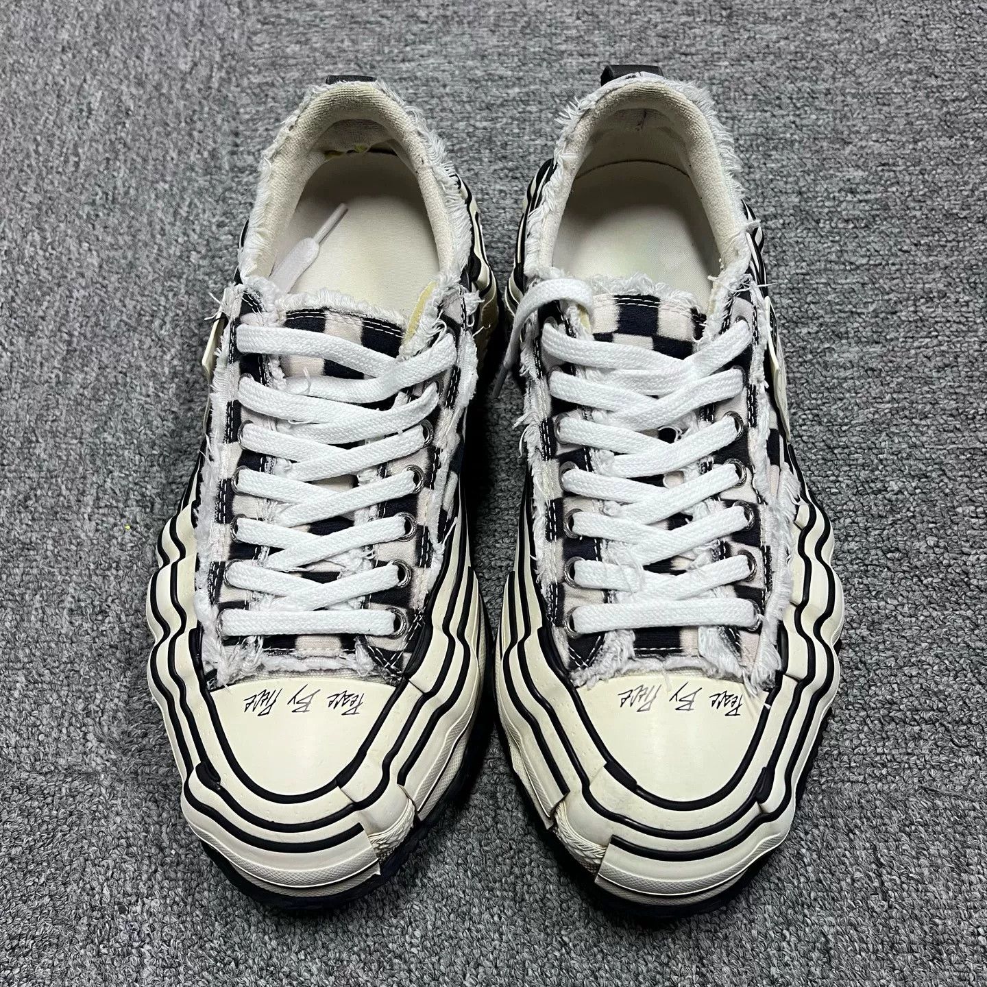 xVESSEL XVessel est Black White Distressed Pixel Low-Top Size US 5 / EU 37 - 2 Thumbnail