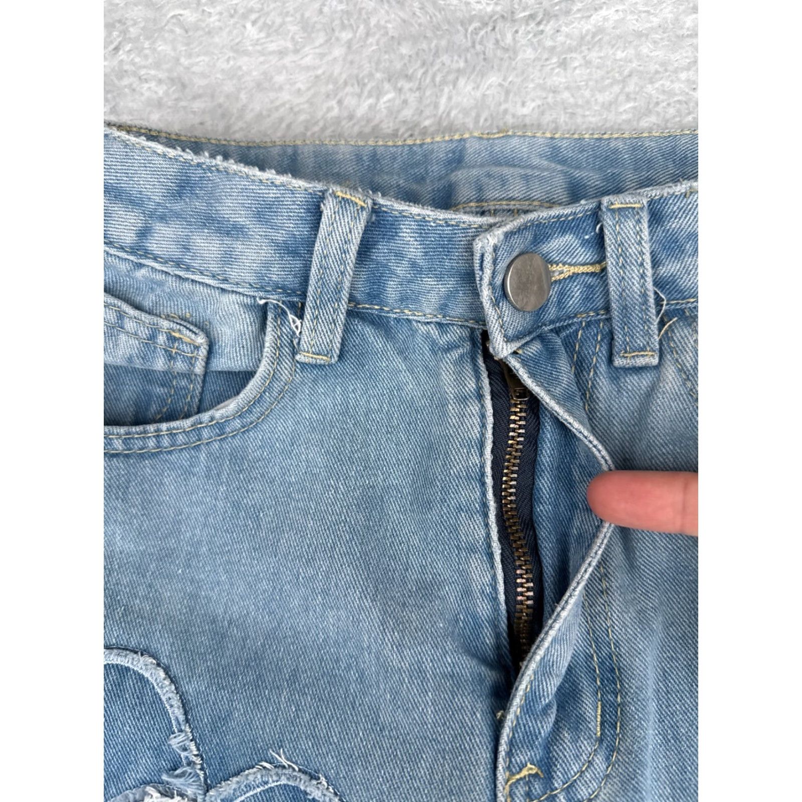 Vintage Women Jeans 25 Blue Denim Wide Leg High Rise Cotton 25x28 Flower Patches Sewn Size 42" / US 20 - 5 Thumbnail