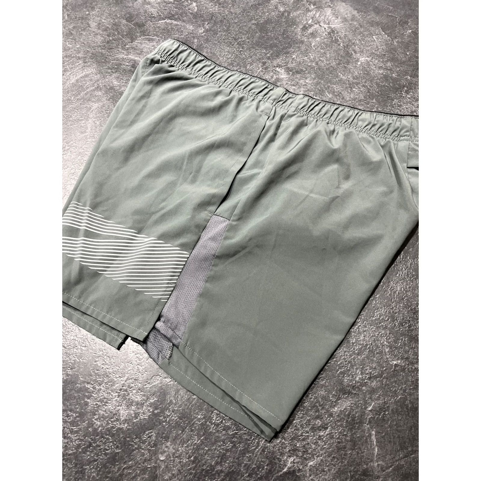 Nike Nike Challenger Flash Shorts Mens Lined Dri Fit Side Pockets 5" Inseam Green L Size US 33 - 5 Thumbnail