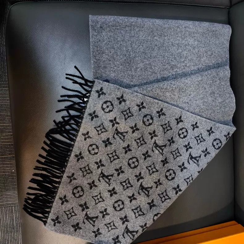 Louis Vuitton Louis Vuitton Grey logo scarf Size ONE SIZE - 3 Thumbnail