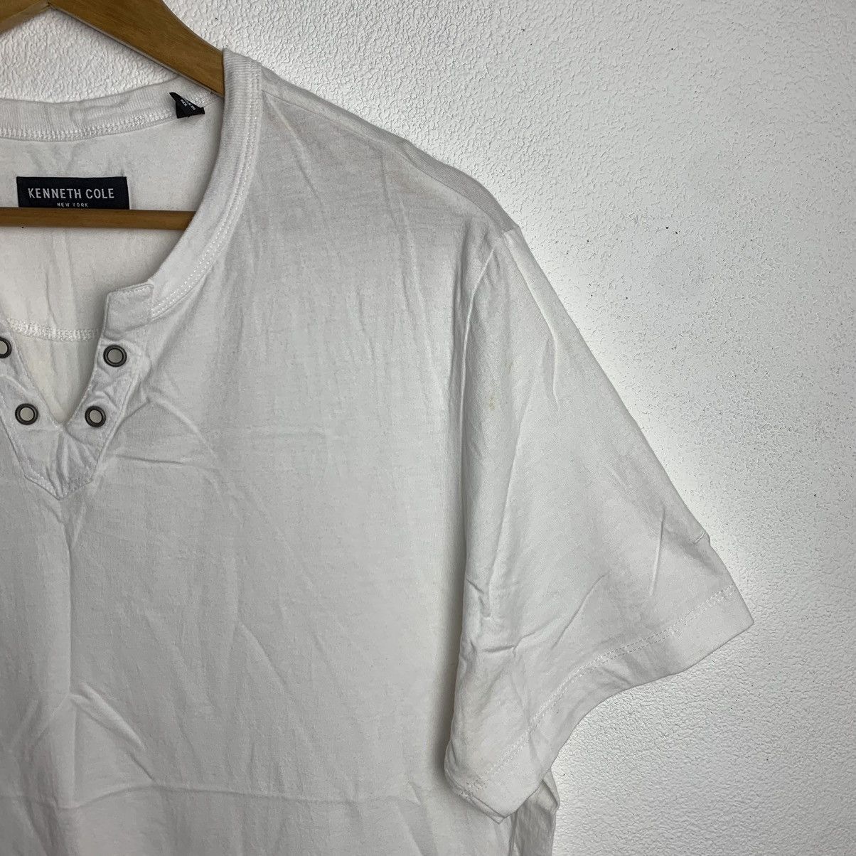 Designer × Kenneth Cole Kenneth Cole T-Shirt White V-Neck Size US L / EU 52-54 / 3 - 5 Thumbnail