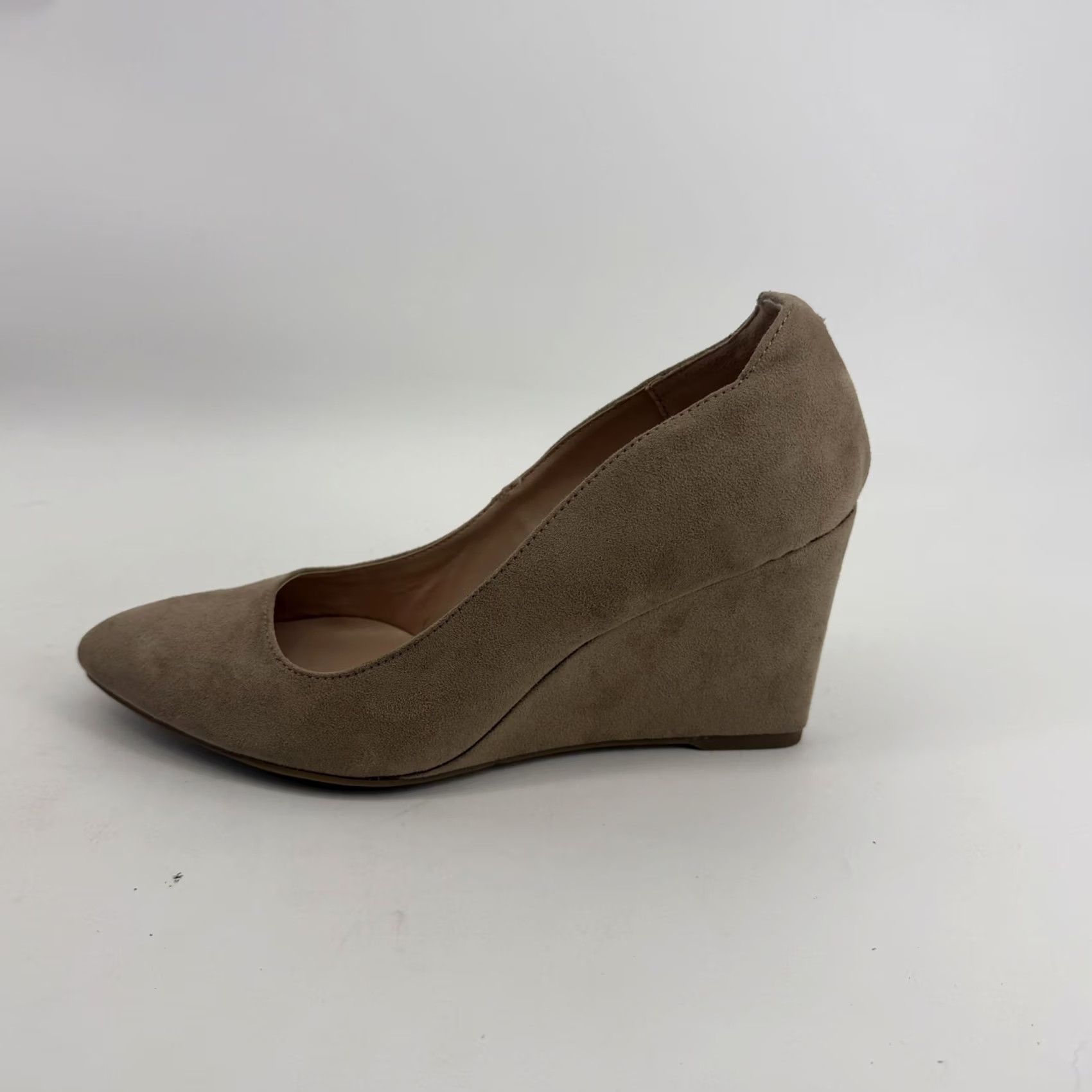 Vintage Bandolino Wedge Pumps 8.5M Tan Beige Faux Suede Pointed Toe Slip On Heel Pump Women Office Business Formal Workwear Size US 9 / IT 39 - 3 Thumbnail