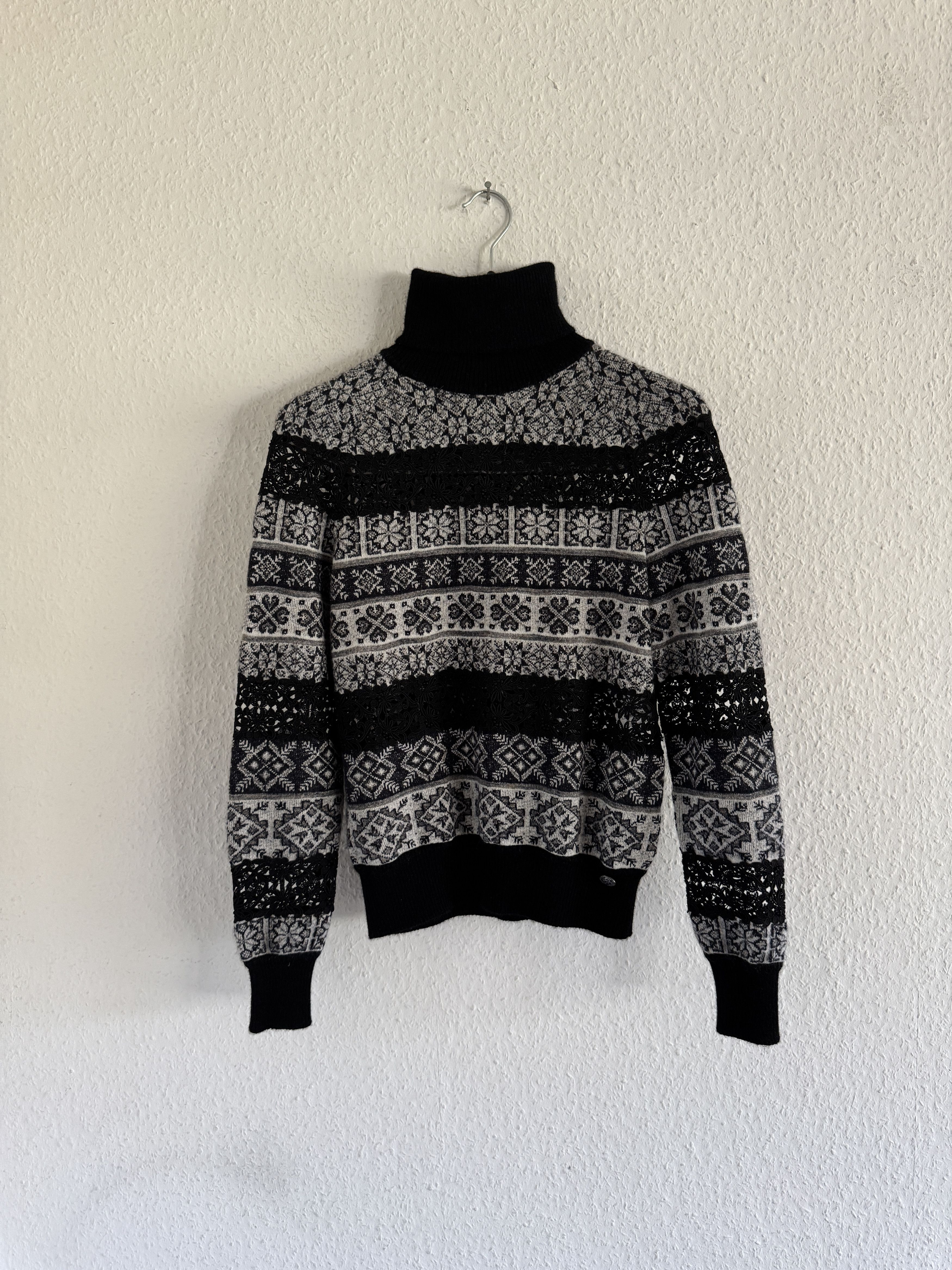 Chanel Chanel Paris-Rome Runway Lace & Cashmere Sweater Size XS / US 0-2 / IT 36-38 - 1 Thumbnail