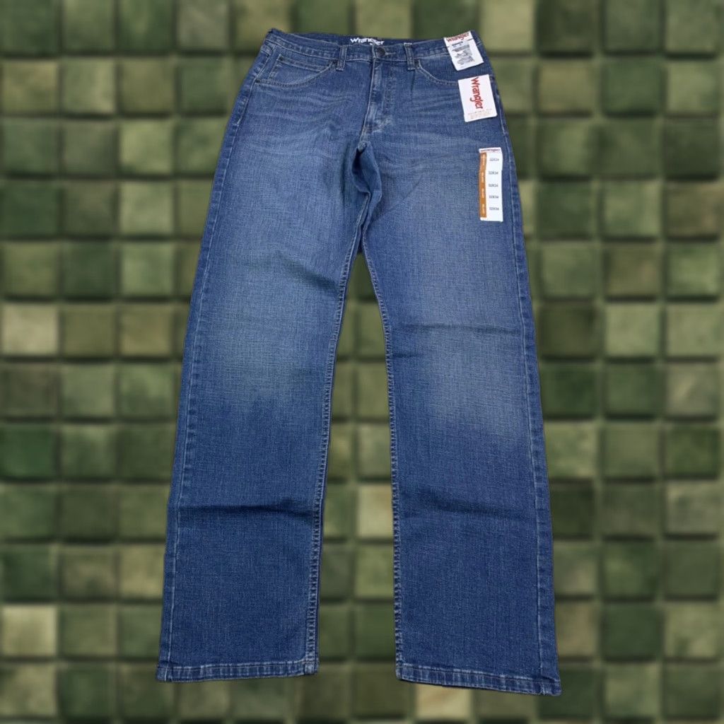 Wrangler Wrangler Jeans Straight Relaxed Fit Men Blue Denim 32x34 NWT Waist 32 Inseam 34 Casual Stretch Pockets Zip Medium Wash NWT Size US 32 / EU 48 - 1 Thumbnail