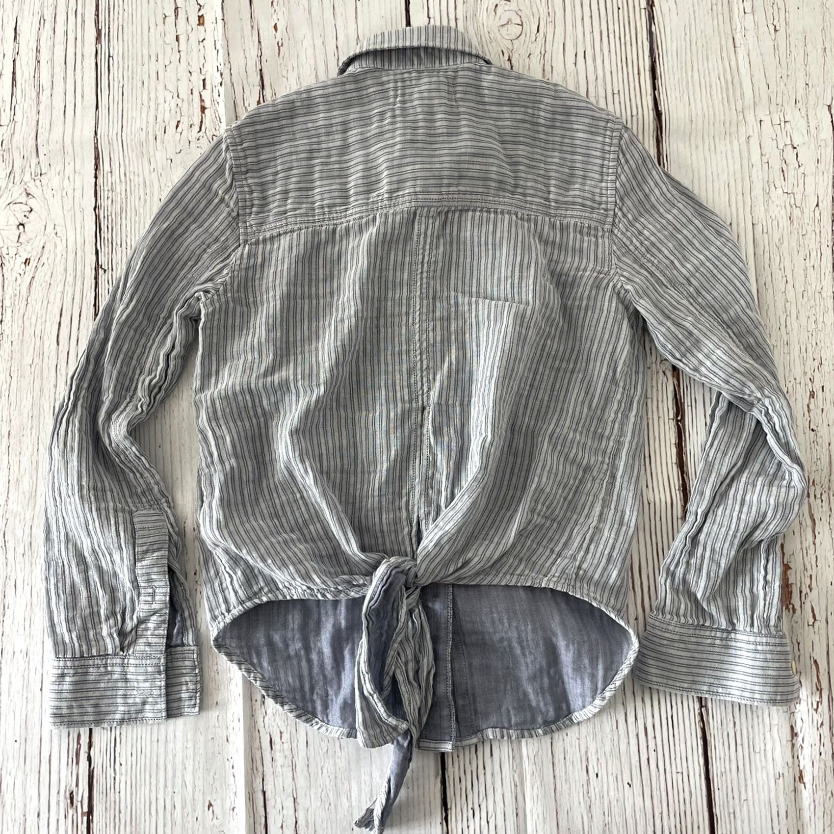 Madewell Madewell Striped Long Sleeve Button Front Top XS Blue Womens Tie Back Satin? (Note: This line intentionally uses the original words only) Size XS / US 0-2 / IT 36-38 - 5 Thumbnail