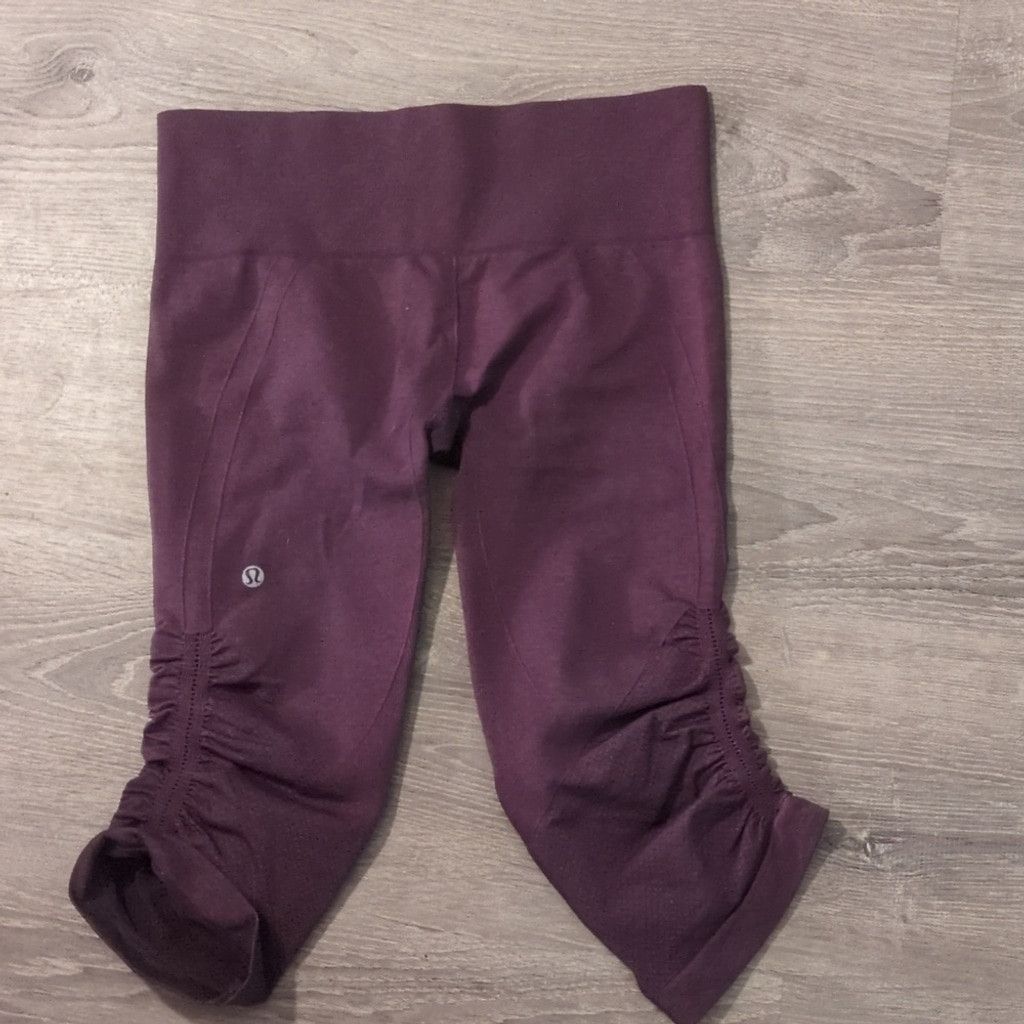 Lululemon Lululemon purple flow crop leggings size 8 Size 30" / US 8 / IT 44 - 2 Thumbnail