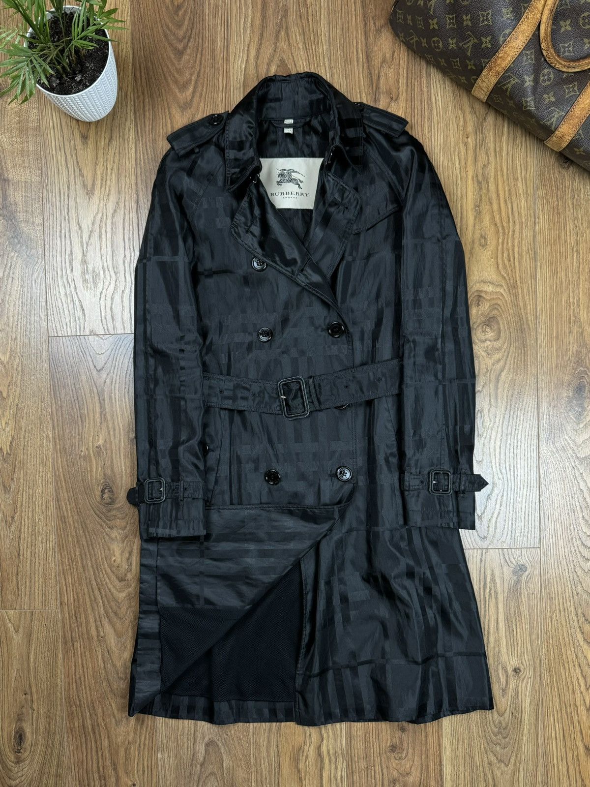 Burberry Vintage trench coat Burberry original luxury streetwear item Size XS / US 0-2 / IT 36-38 - 1 Thumbnail