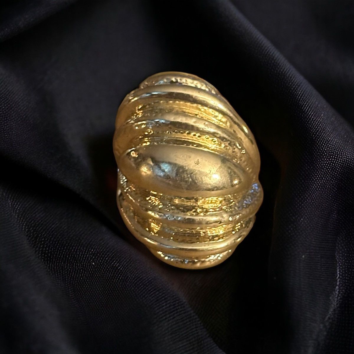 Other Gold tone scalloped dome ring Size ONE SIZE - 1 Thumbnail