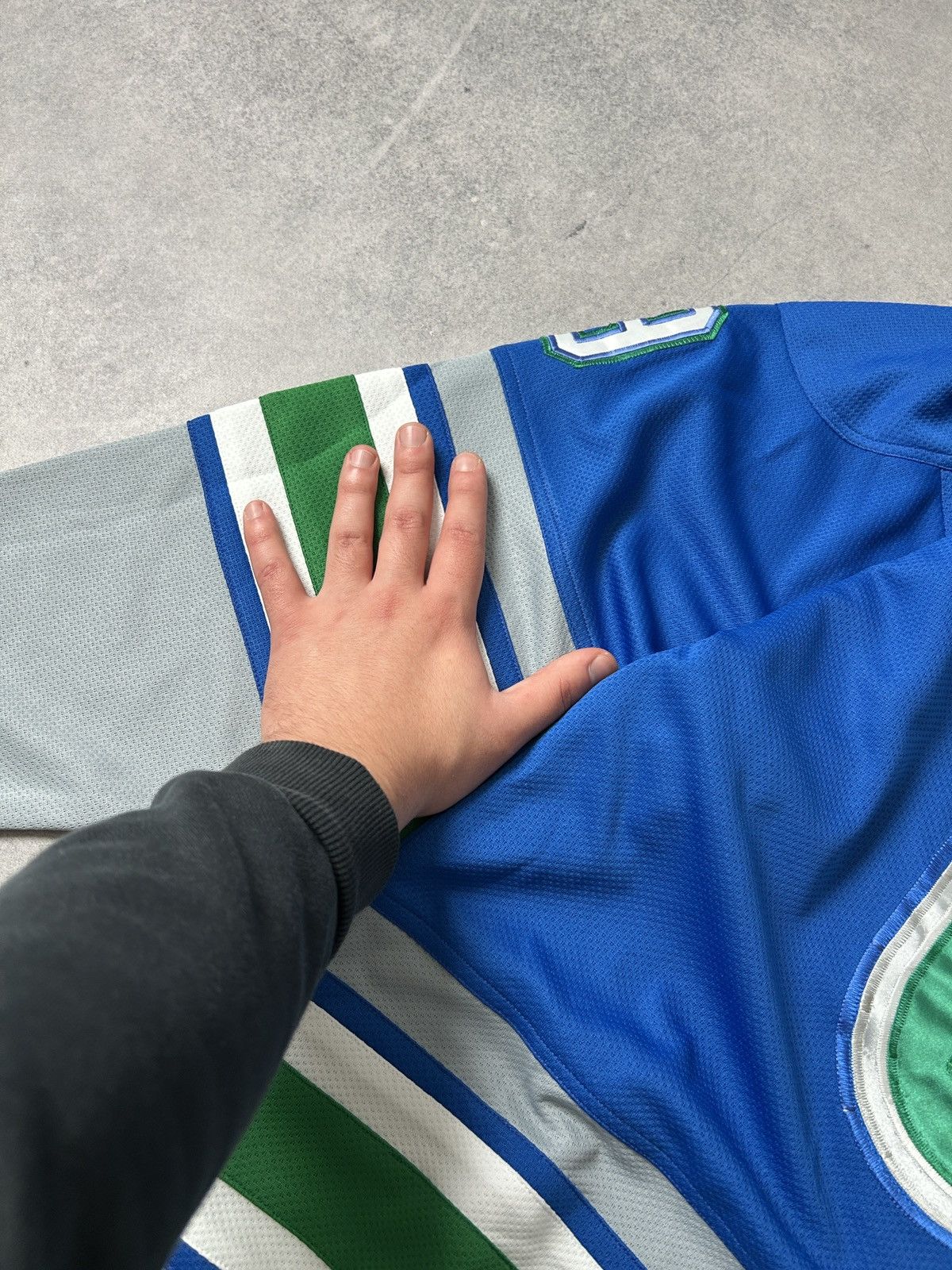 Ccm Vintage Hartford Whalers jersey mens Gordie Howe 9 Size US L / EU 52-54 / 3 - 5 Thumbnail