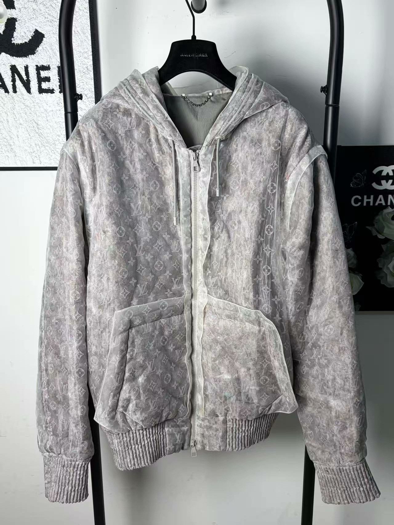 Louis Vuitton Louis Vuitton White Light Jacket l Men Size US L / EU 52-54 / 3 - 1 Thumbnail