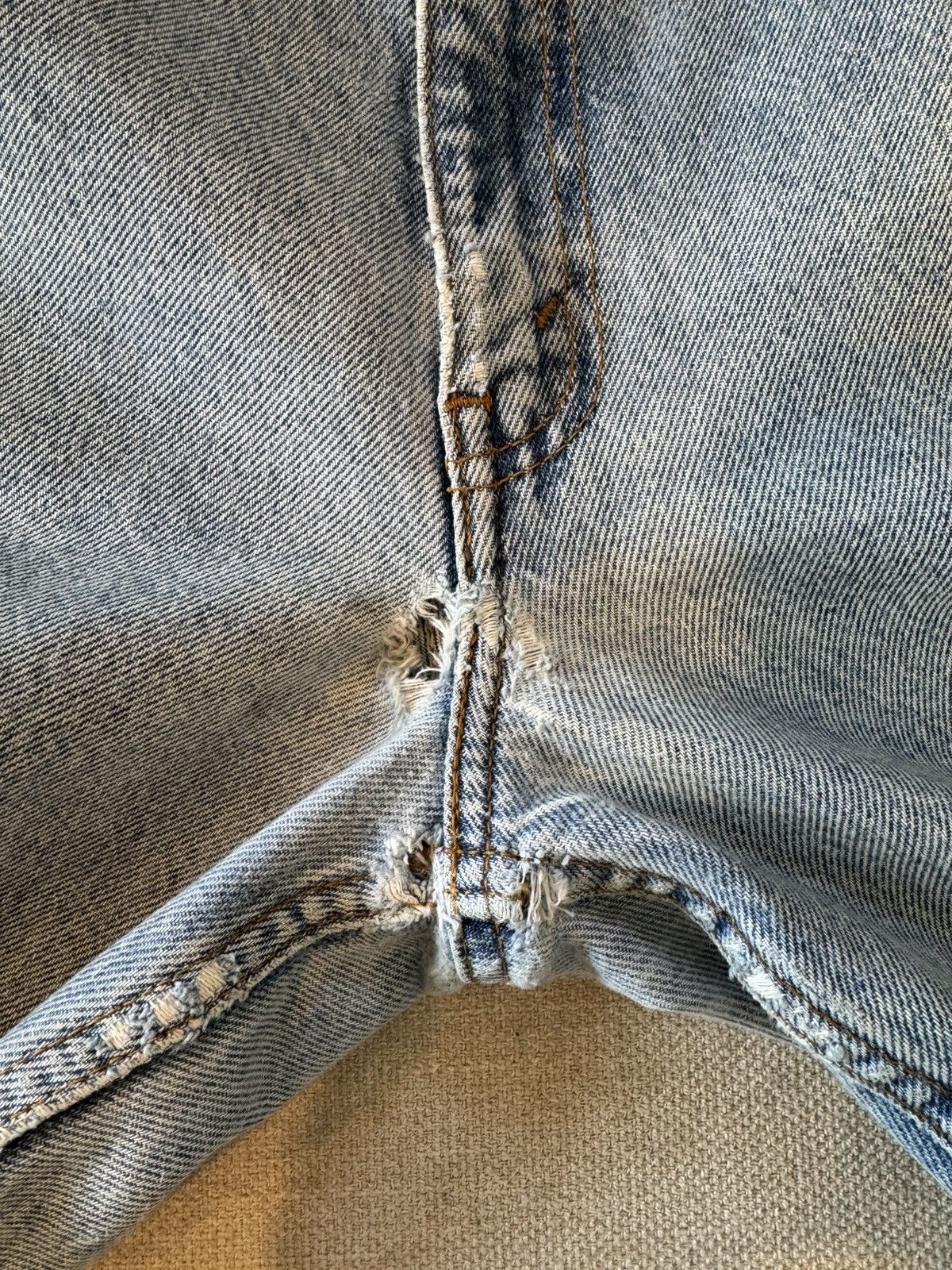 Levi's Vintage Clothing Vintage Levi’s 550 Light Wash Distressed Jeans, W35 x L31 Size US 35 - 12 Thumbnail
