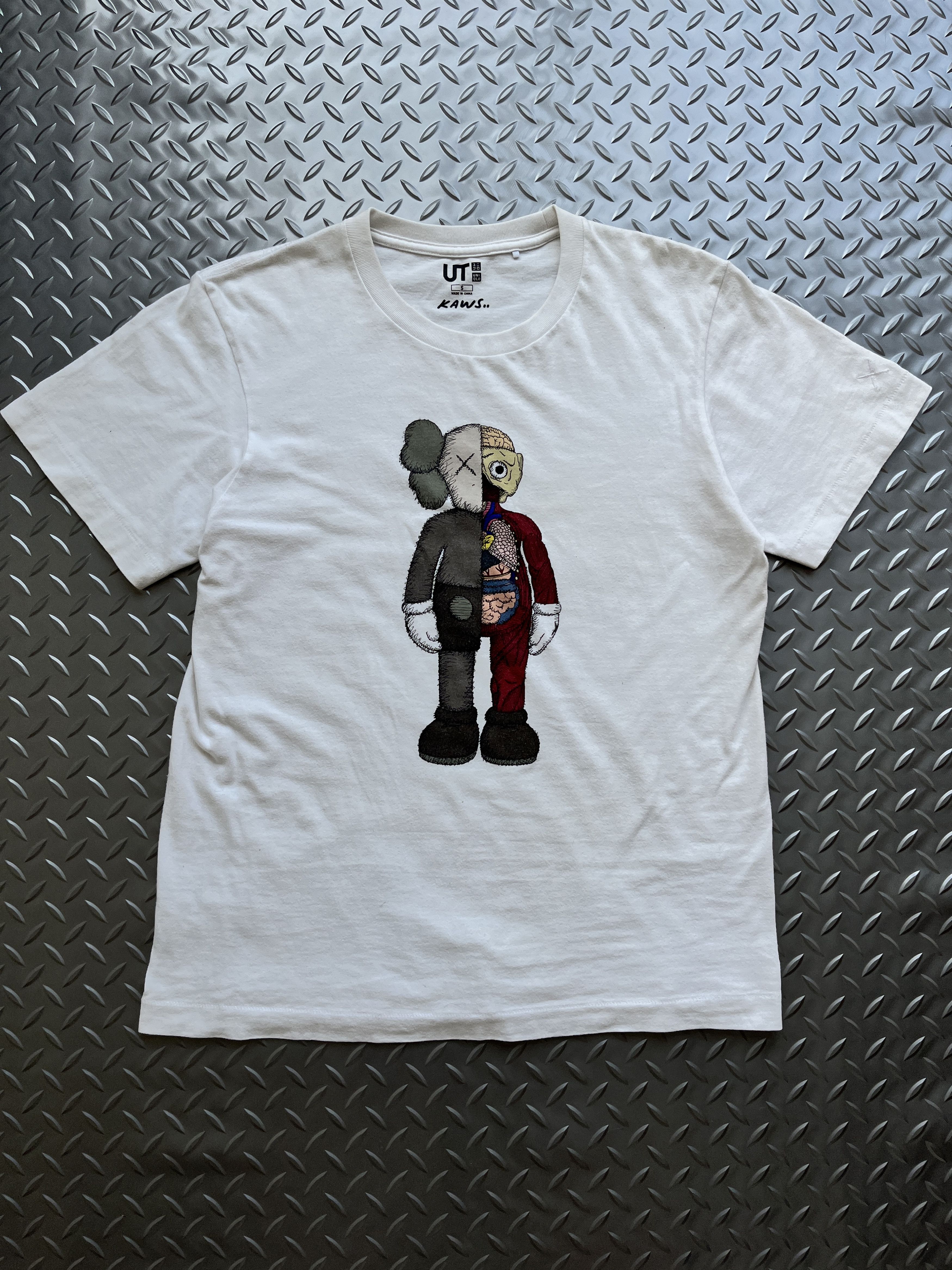 Uniqlo Uniqlo Kaws T-shirt Size US S / EU 44-46 / 1 - 1 Thumbnail