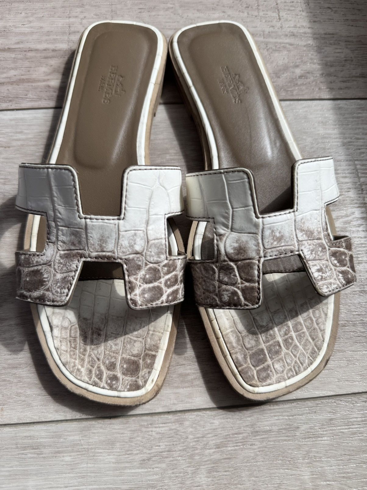 Sicily Leather Handbag With Iconic Logo Plate