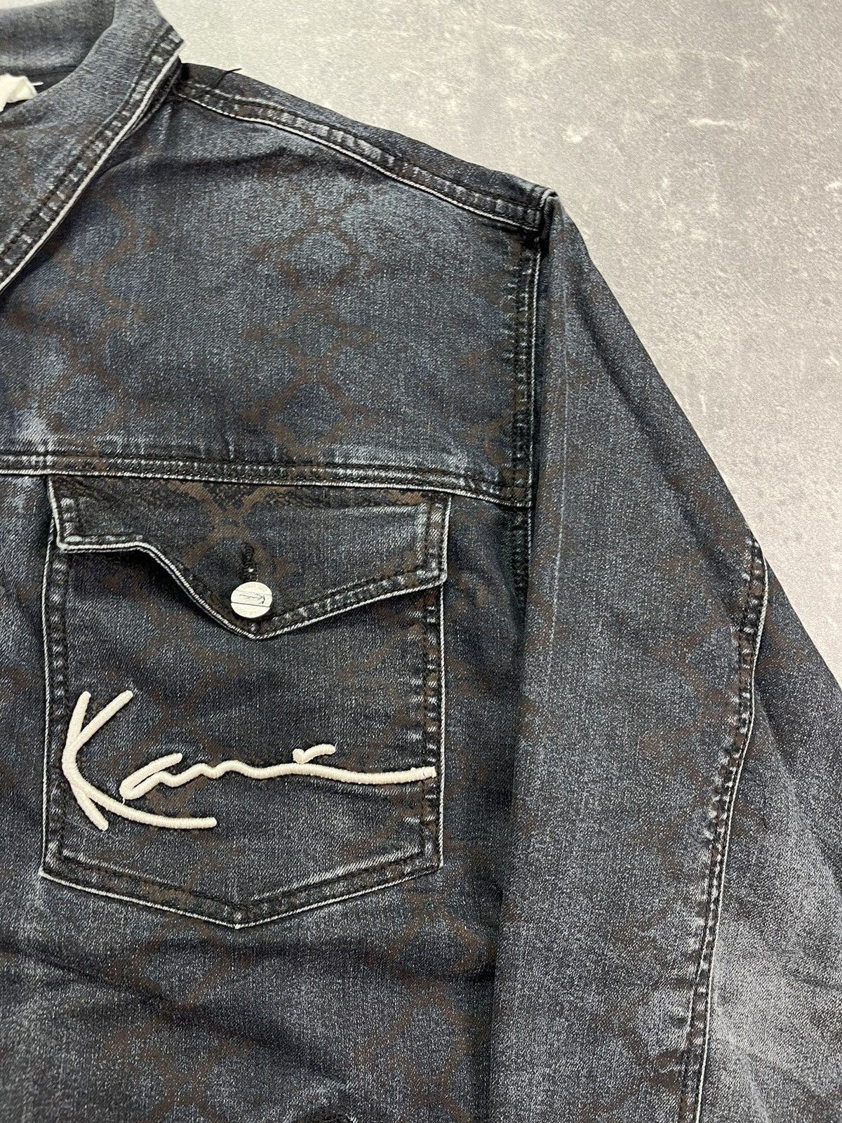Karl Kani 2000s Karl Kani Snakeskin Big Logo Printed Denim Jacket L XL Size US L / EU 52-54 / 3 - 5 Thumbnail