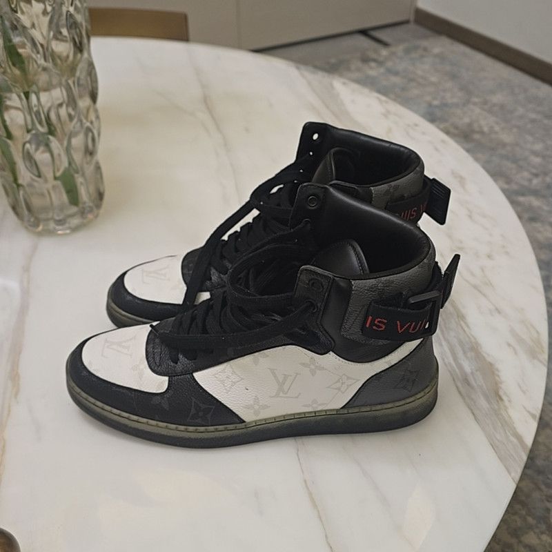 Louis Vuitton Louis Vuitton Rivoli Casual Sneakers in White and Blue 0079 Size US 8 / IT 38 - 1 Thumbnail