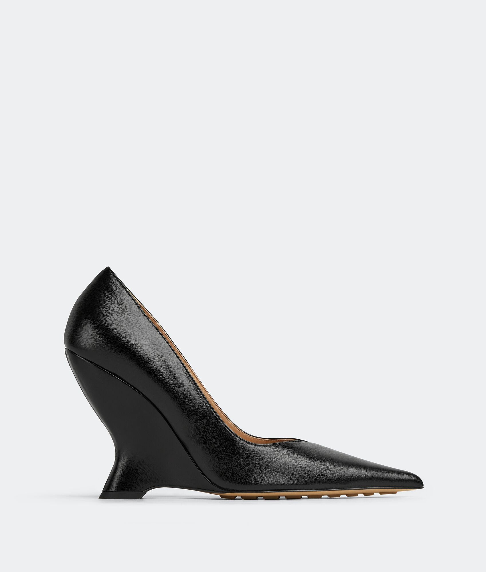 o1n1vont1224 Punta Pumps in Black