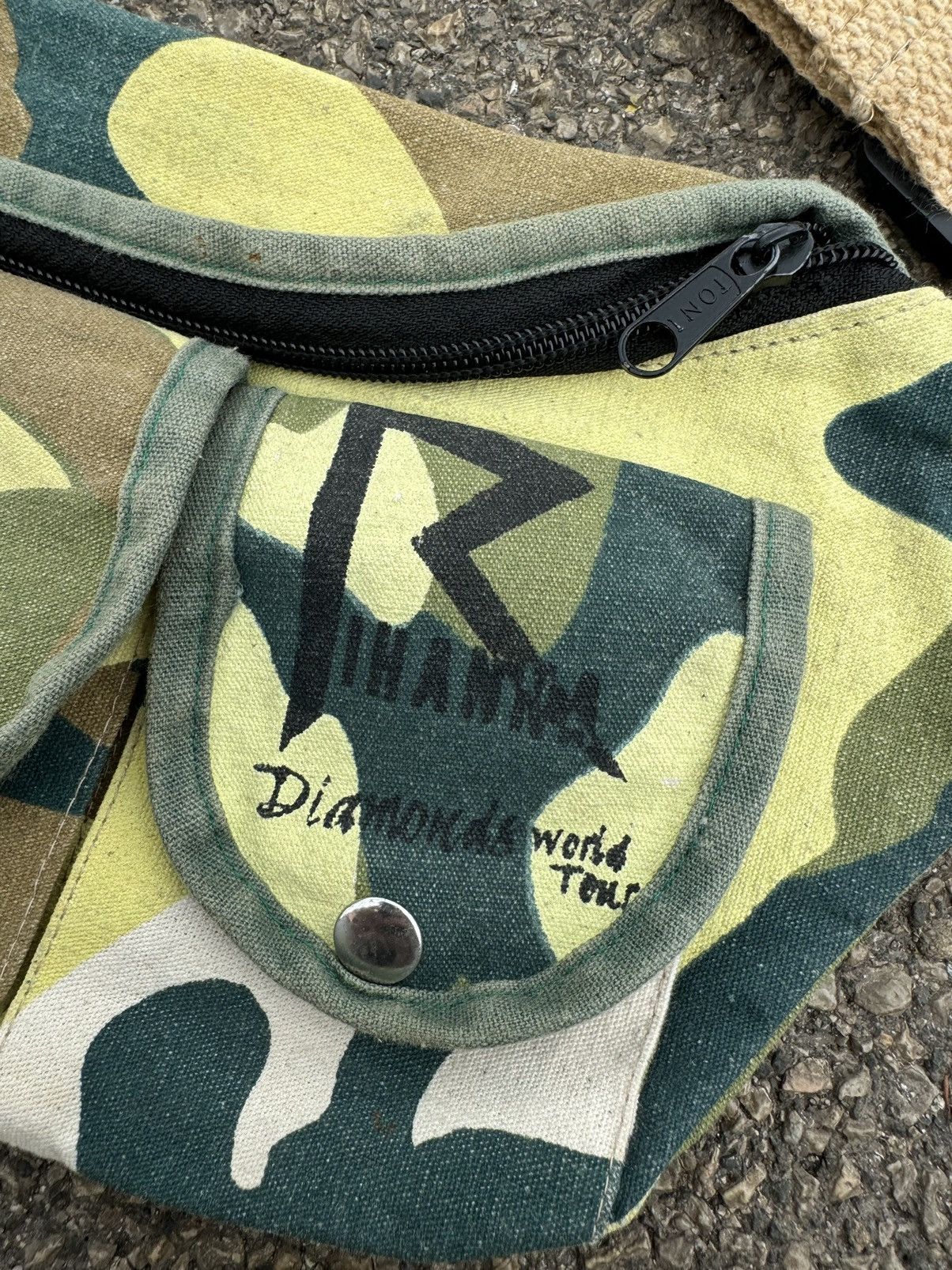 Band Tees Rare Rihanna Diamond Tour Camo Merch Bag Y2K Military Style Size ONE SIZE - 4 Thumbnail