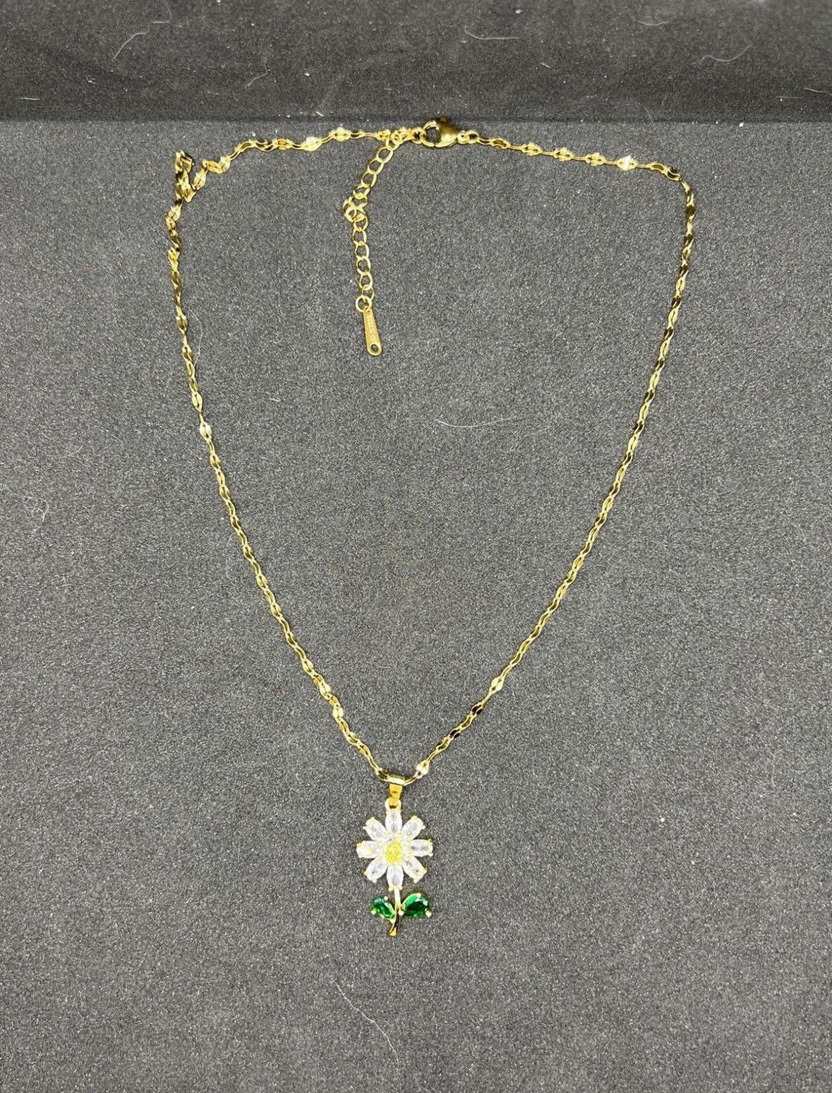 Jewelry Green Crystal Sunflower Flower Pendant Necklace Size ONE SIZE - 1 Thumbnail