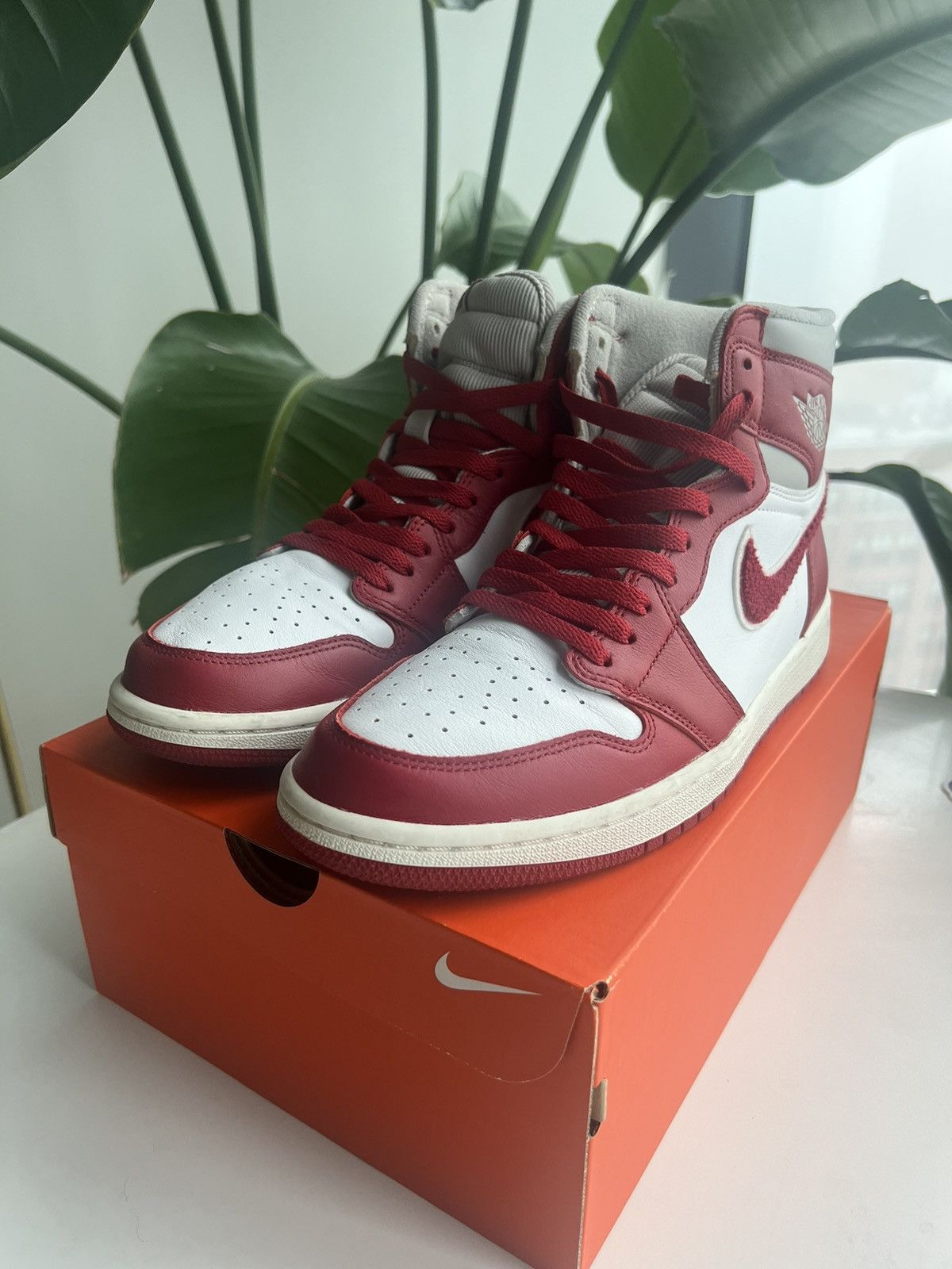 Jordan Brand Jordan 1 Retro High OG, Varsity Red Size US 9.5 / EU 42-43 - 1 Thumbnail