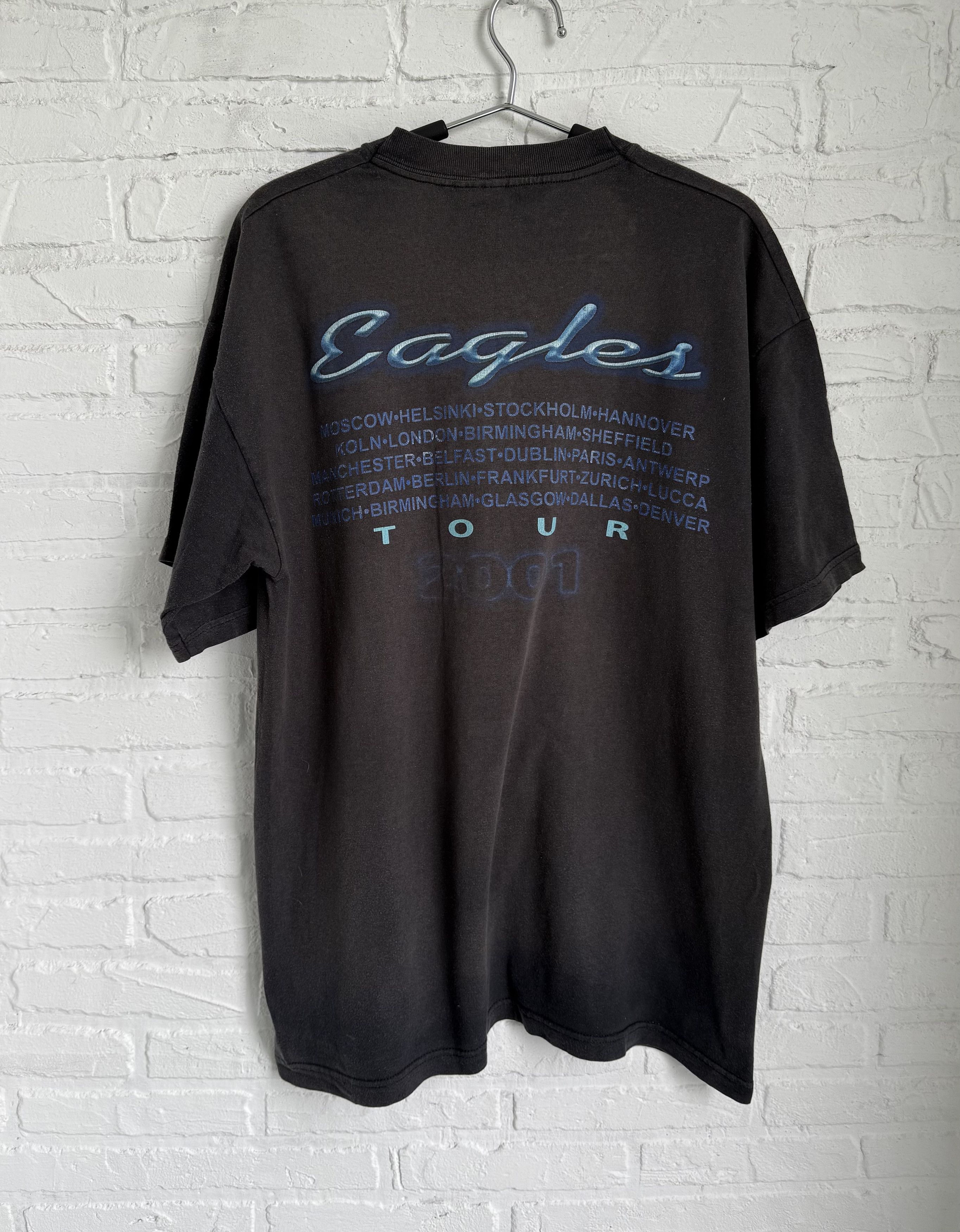 Band Tees × Vintage Vintage Eagles Hotel California 2001 World Tour t-shirt Size US L / EU 52-54 / 3 - 2 Thumbnail