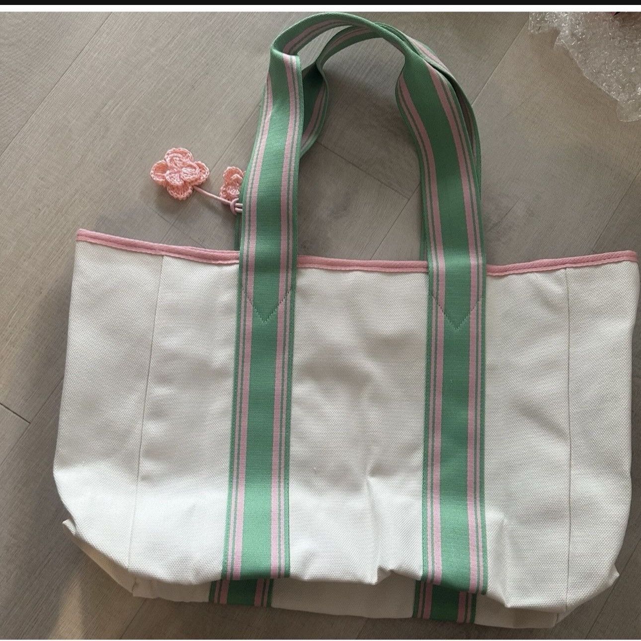 Victoria's Secret New big Victoria Secret beige and green original price $49 Size ONE SIZE - 5 Thumbnail