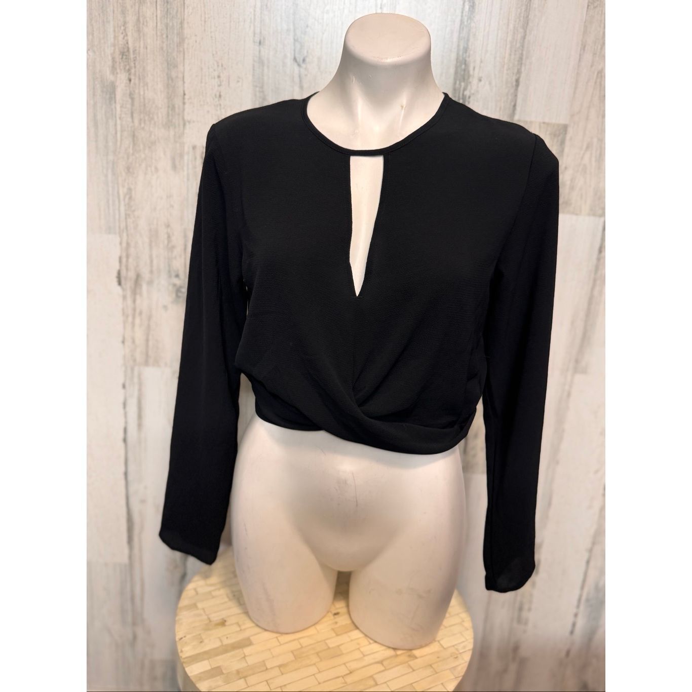 H&M H&M Divided Black Long Sleeve Crop Top Keyhole Twist Front S Size M / US 6-8 / IT 42-44 - 3 Thumbnail