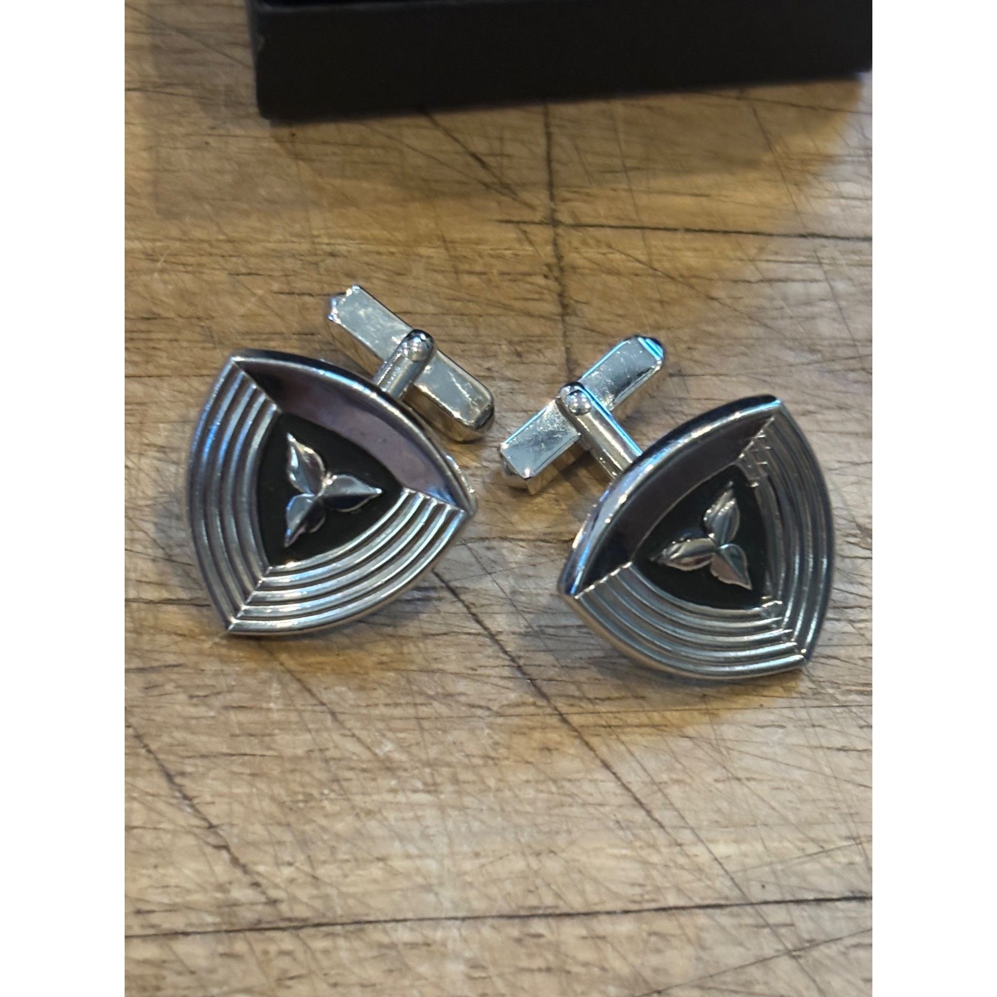 Other Silver Wave Pattern shield Cufflinks With Triangular Design Size 34R - 1 Thumbnail