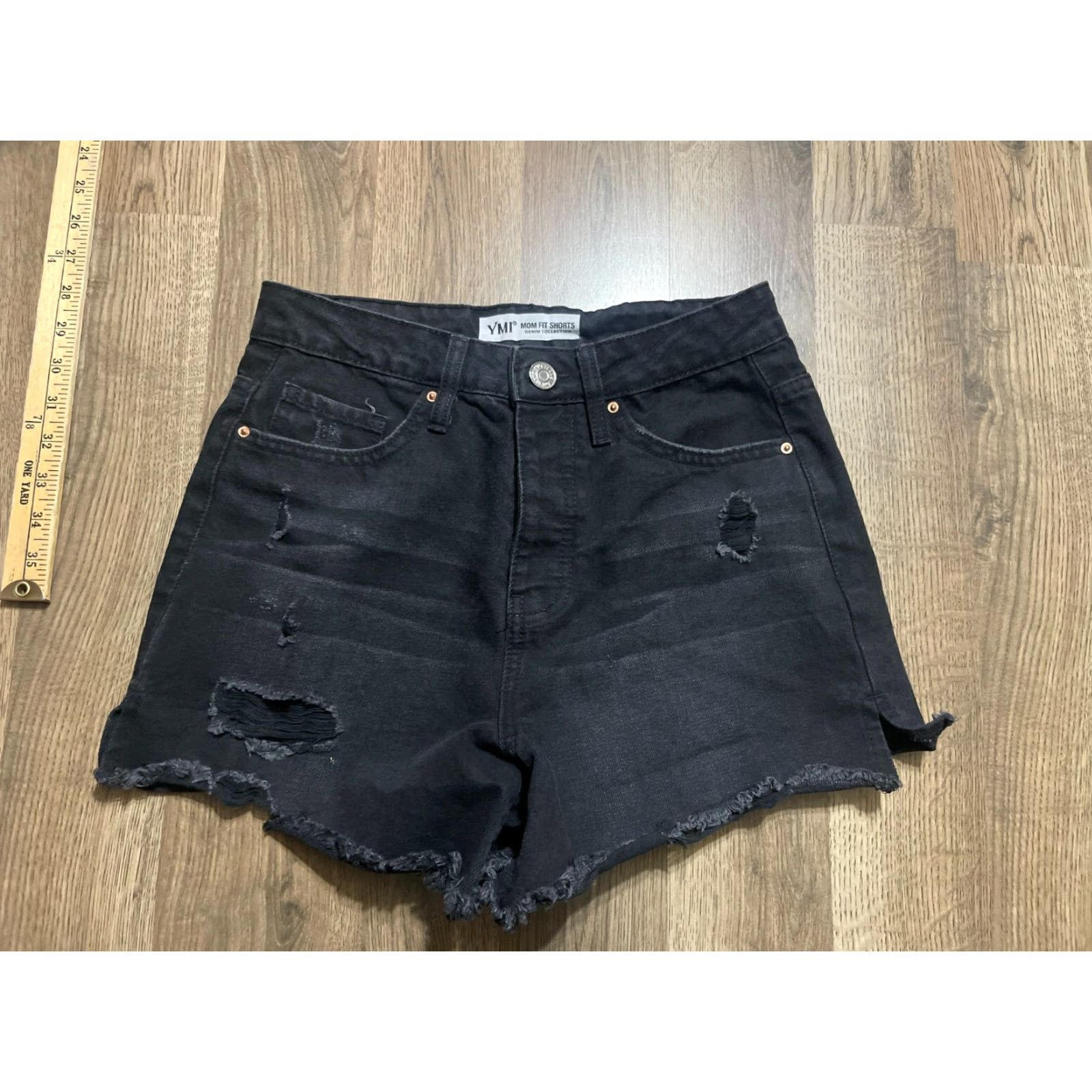 Vintage YMI Shorts Women's 3/26 Black Denim Mom Fit Cut-Off Raw Hem Regular Inseam 3.5 in Size 26" / US 2 / IT 38 - 2 Thumbnail