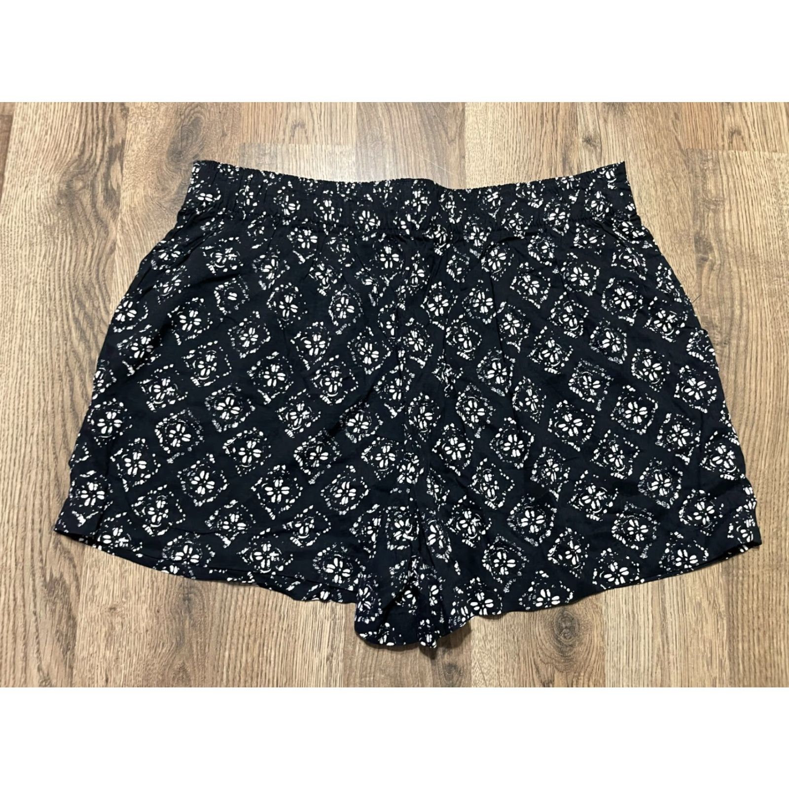 Mossimo Mossimo Shorts Women's Large Black White Floral Pull On Casual Size 36" / US 14 / IT 50 - 2 Thumbnail